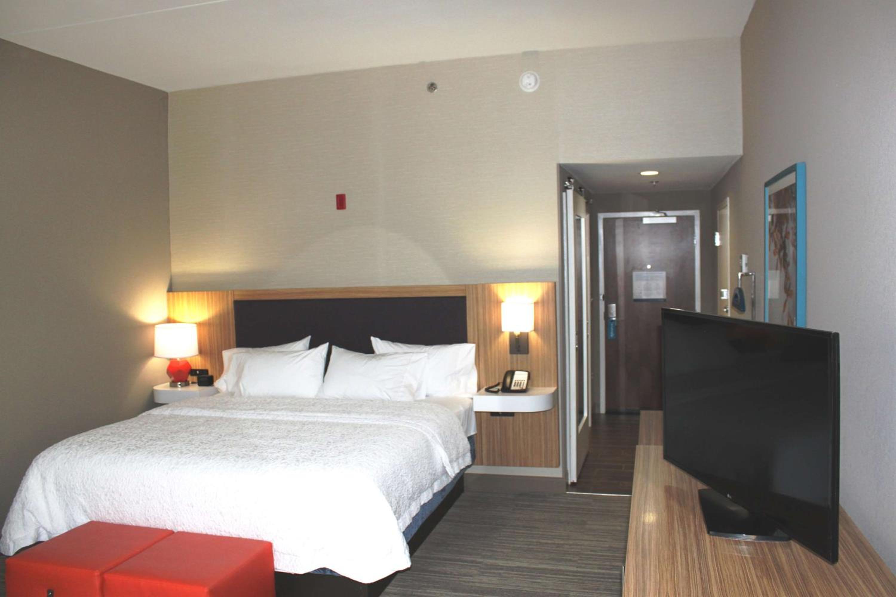 King Room with Sofa Bed - Non-Smoking photo 2