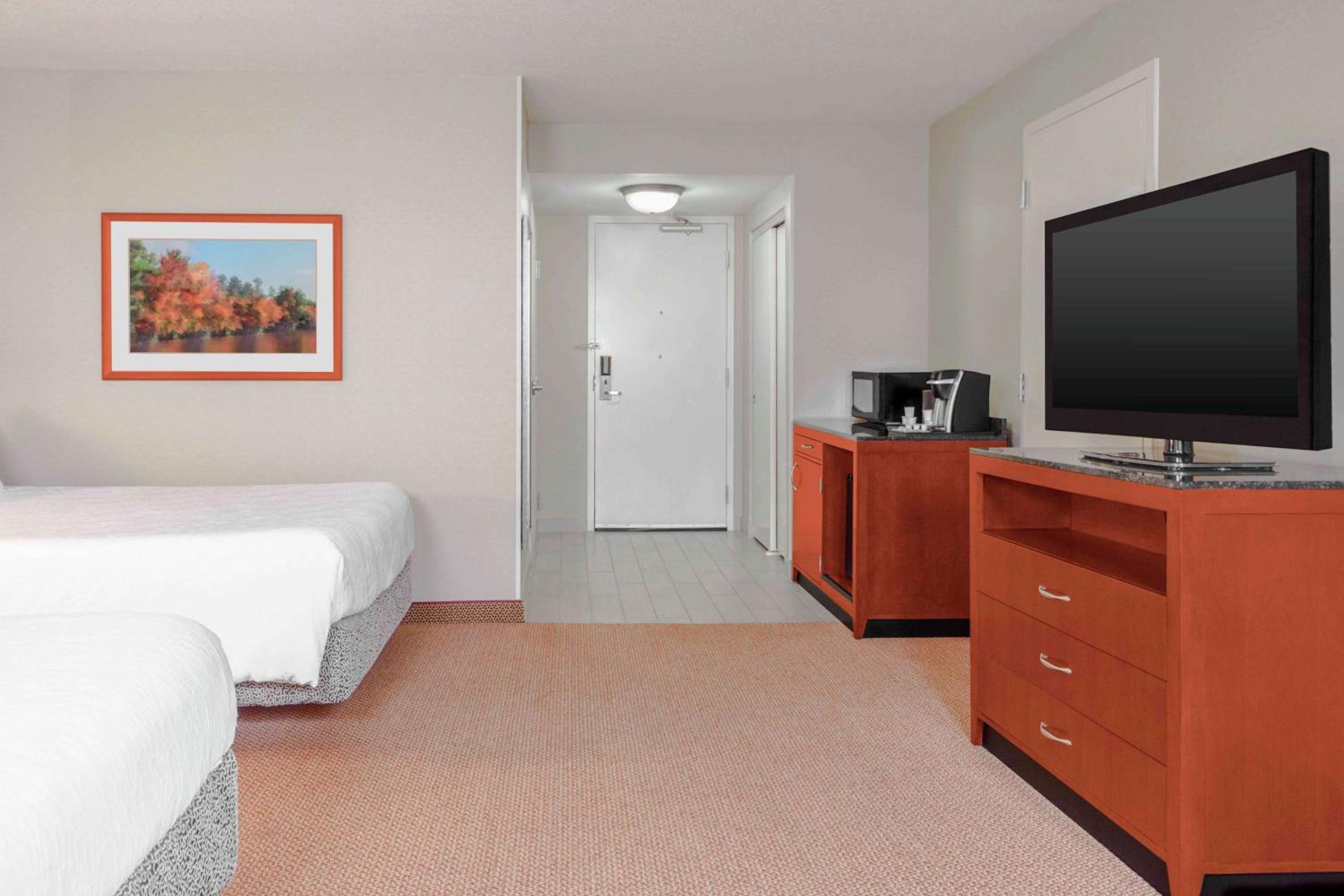 Queen Room with Two Queen Beds and Accessible Tub - Mobility Access - Photo 5