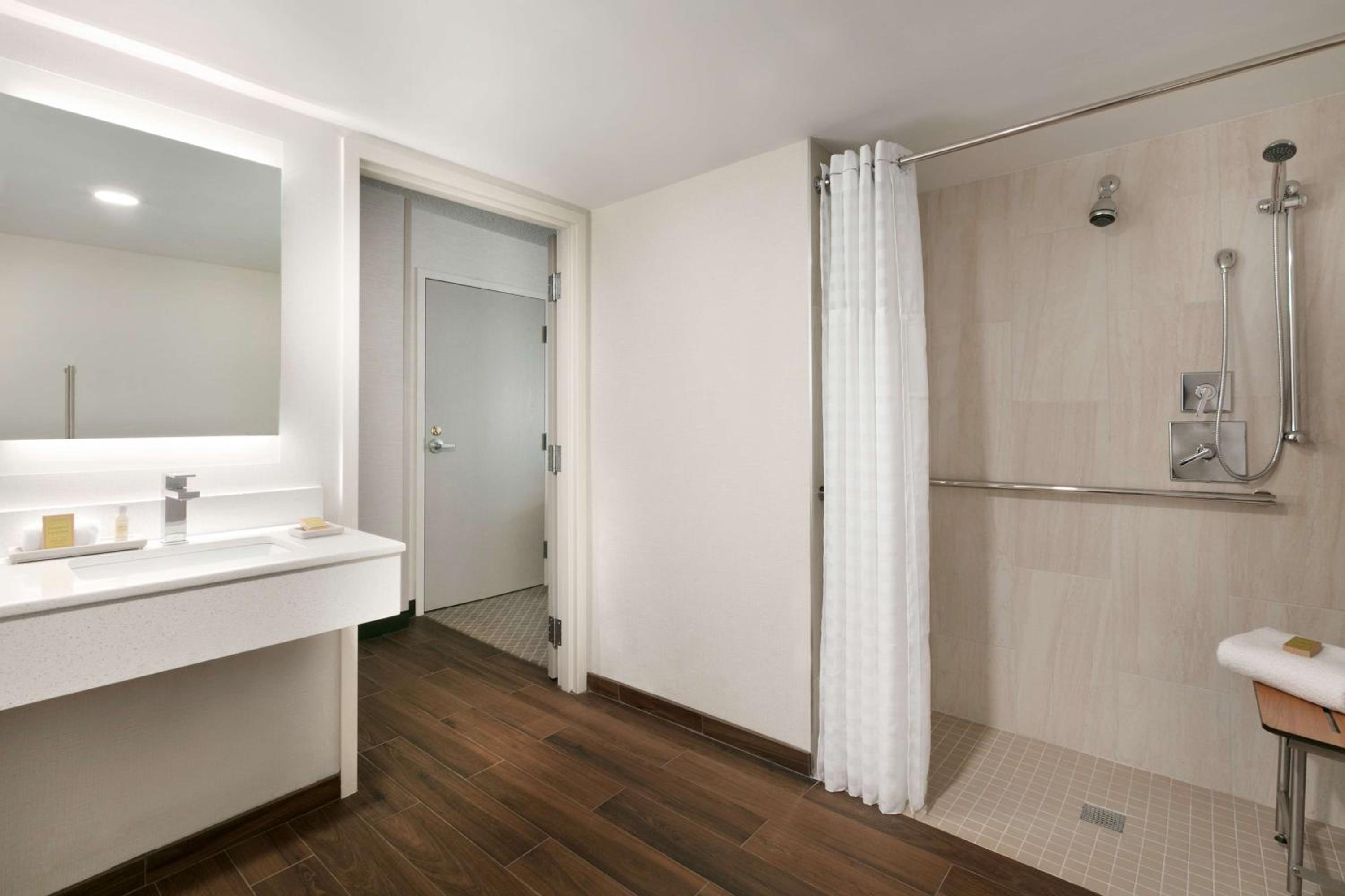 King Room - Mobility Accessible with Roll-in Shower - Photo 2