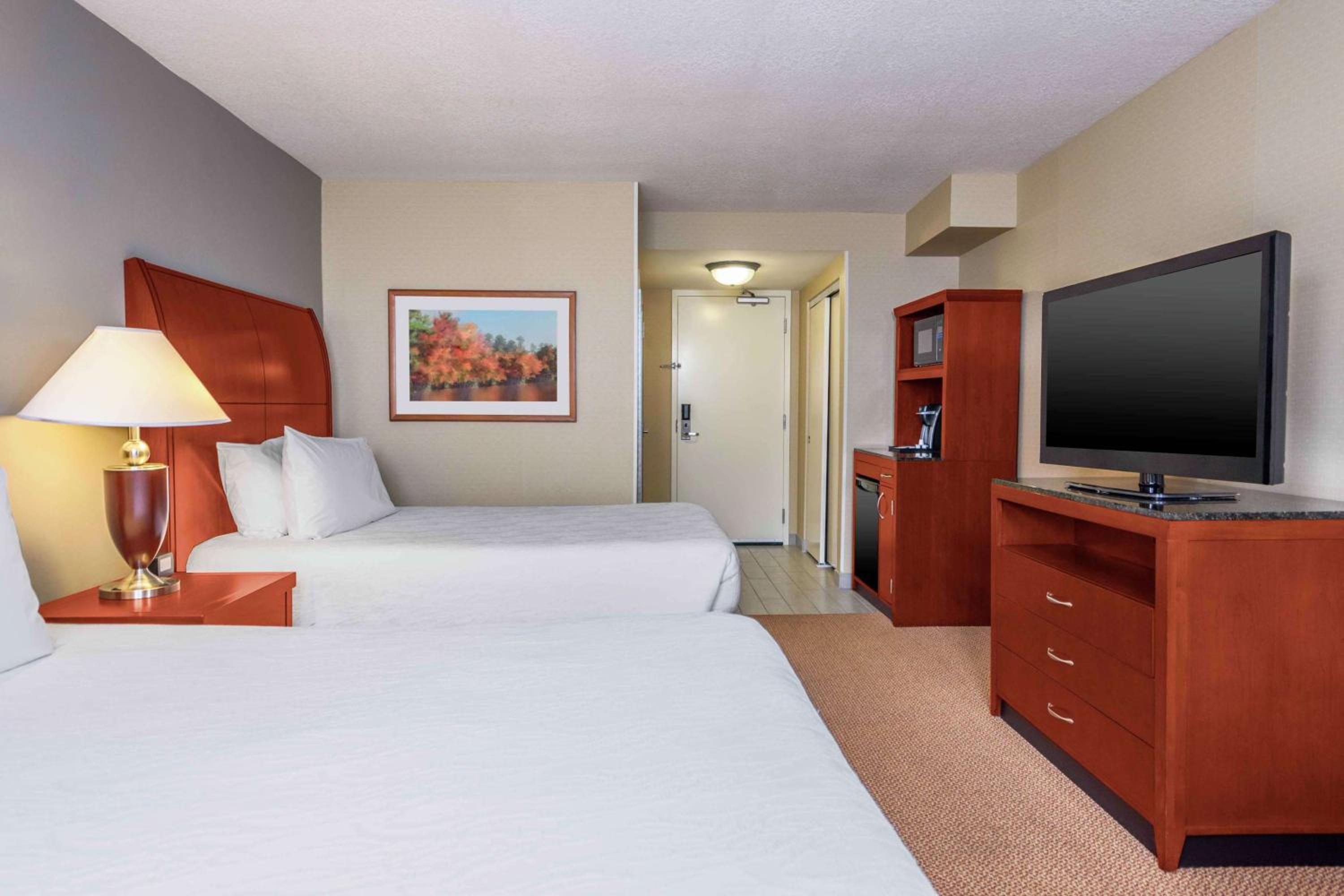 Queen Room with Two Queen Beds - Photo 4