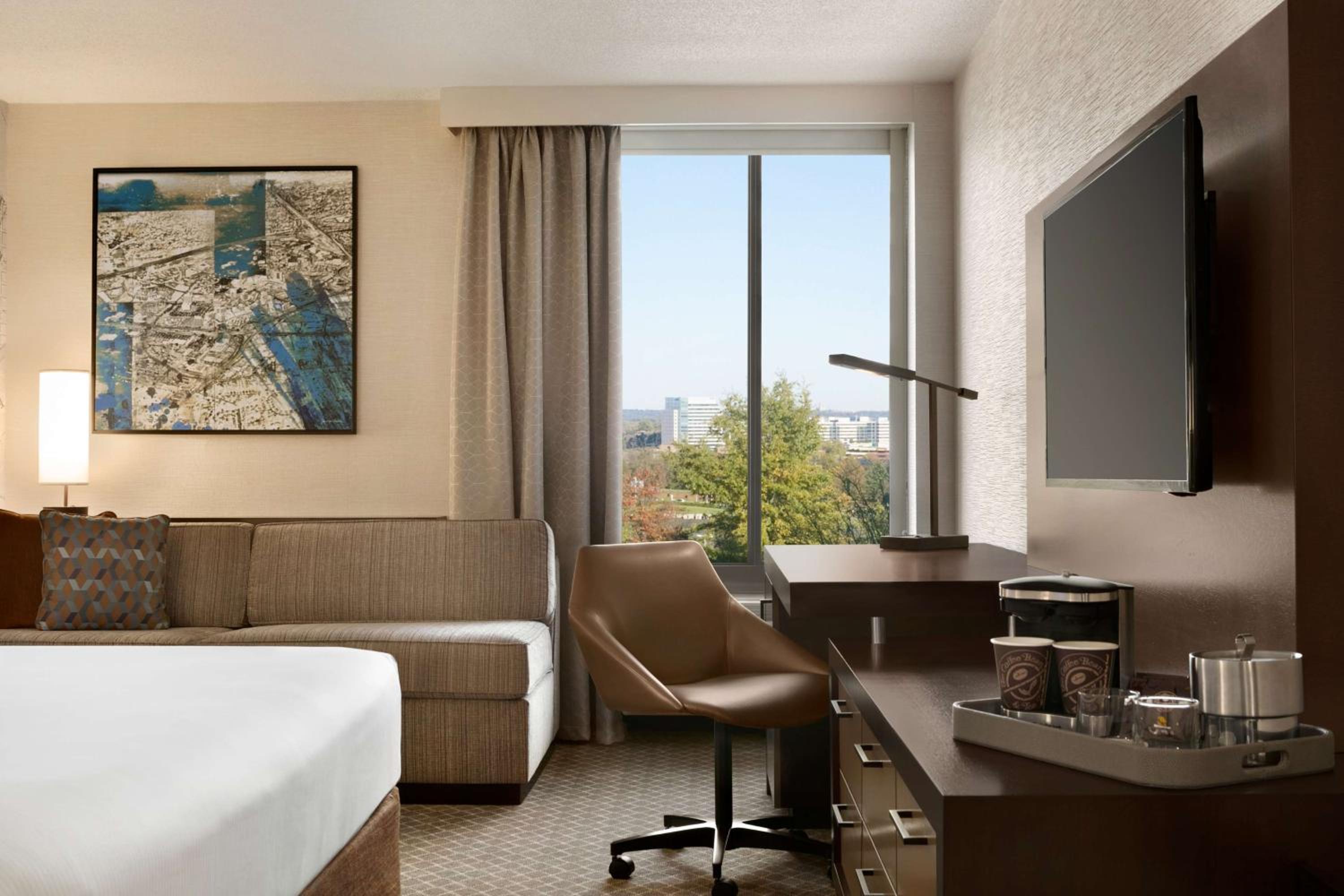Deluxe King Room with Sofa Bed - Photo 4