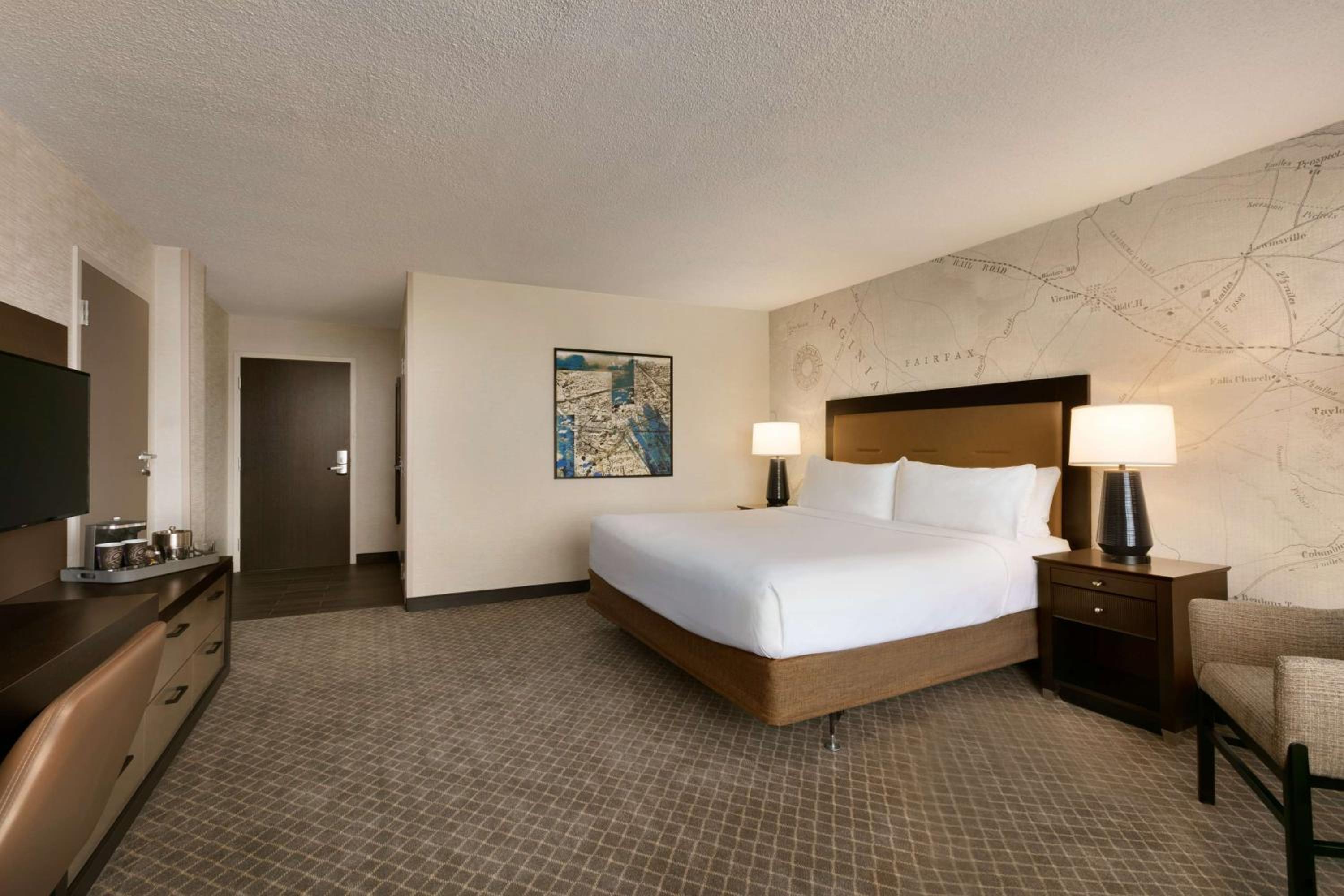 King Room - Mobility Accessible with Roll-in Shower - Photo 4