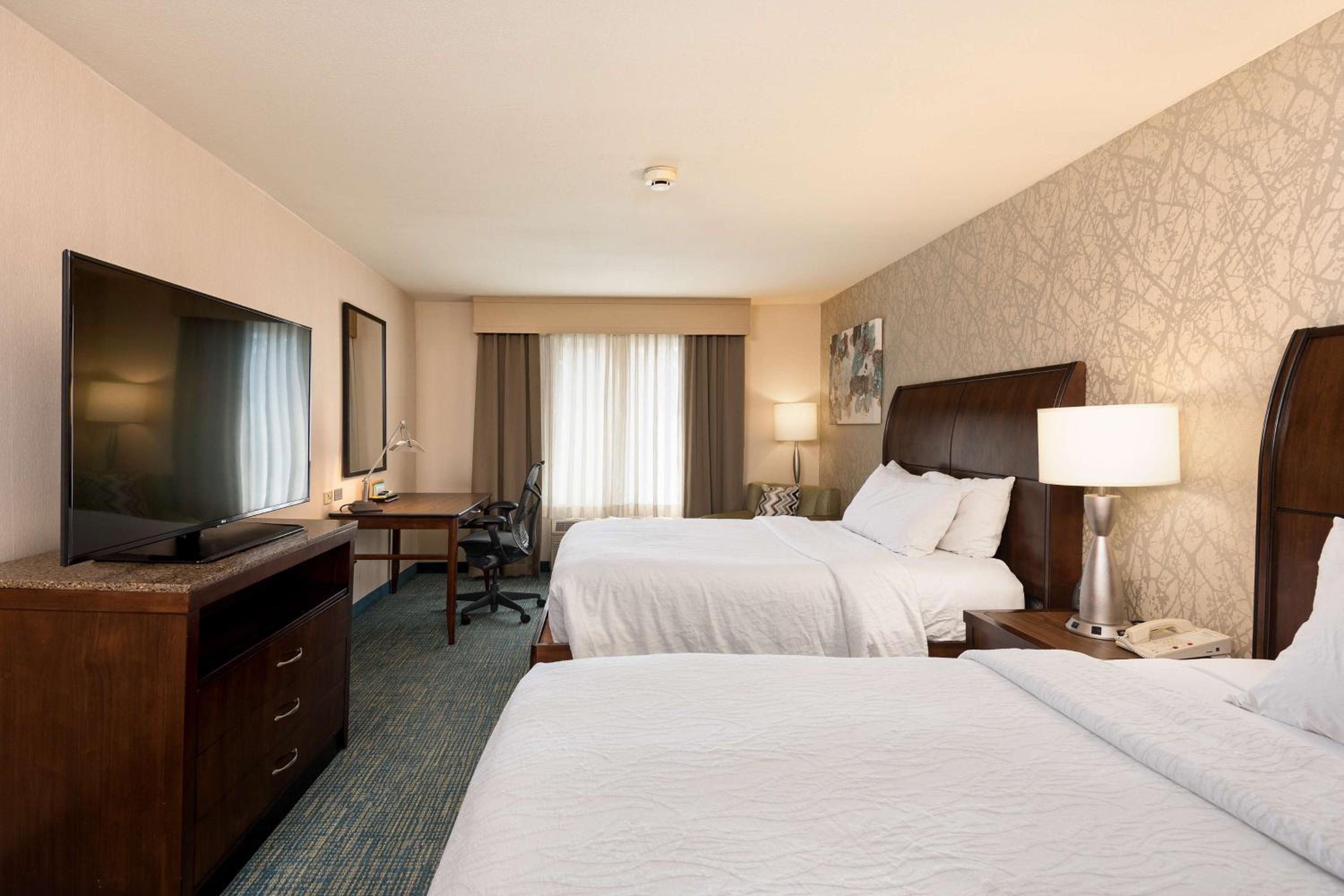 Queen Room with Two Queen Beds - Photo 2