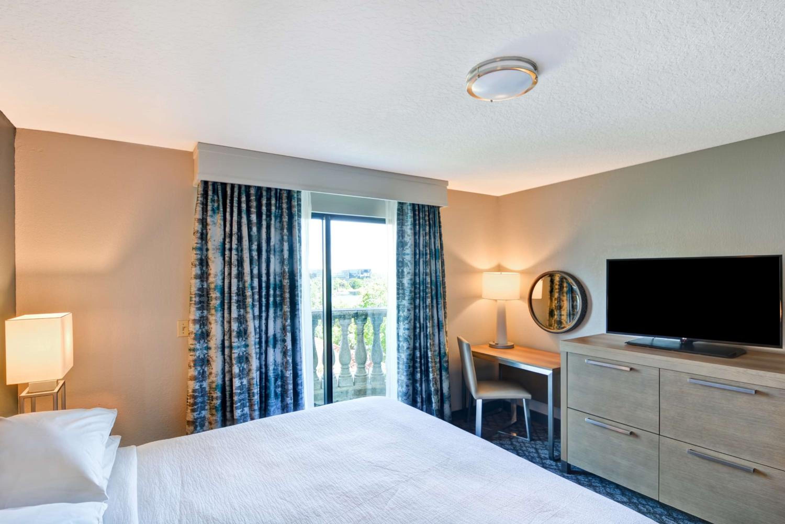 King Suite with Lake View - Non-Smoking