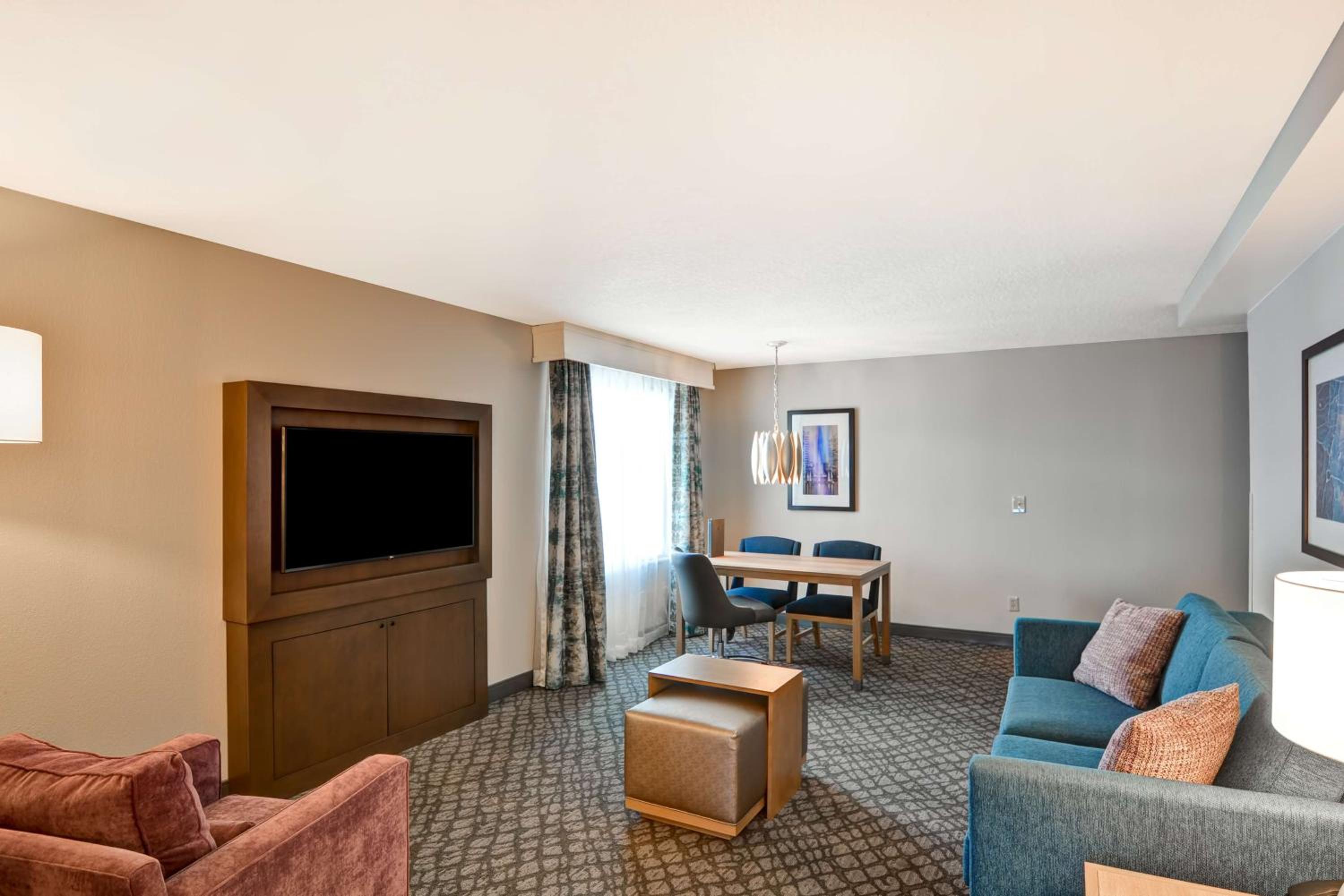 Corner King Suite - Non-Smoking