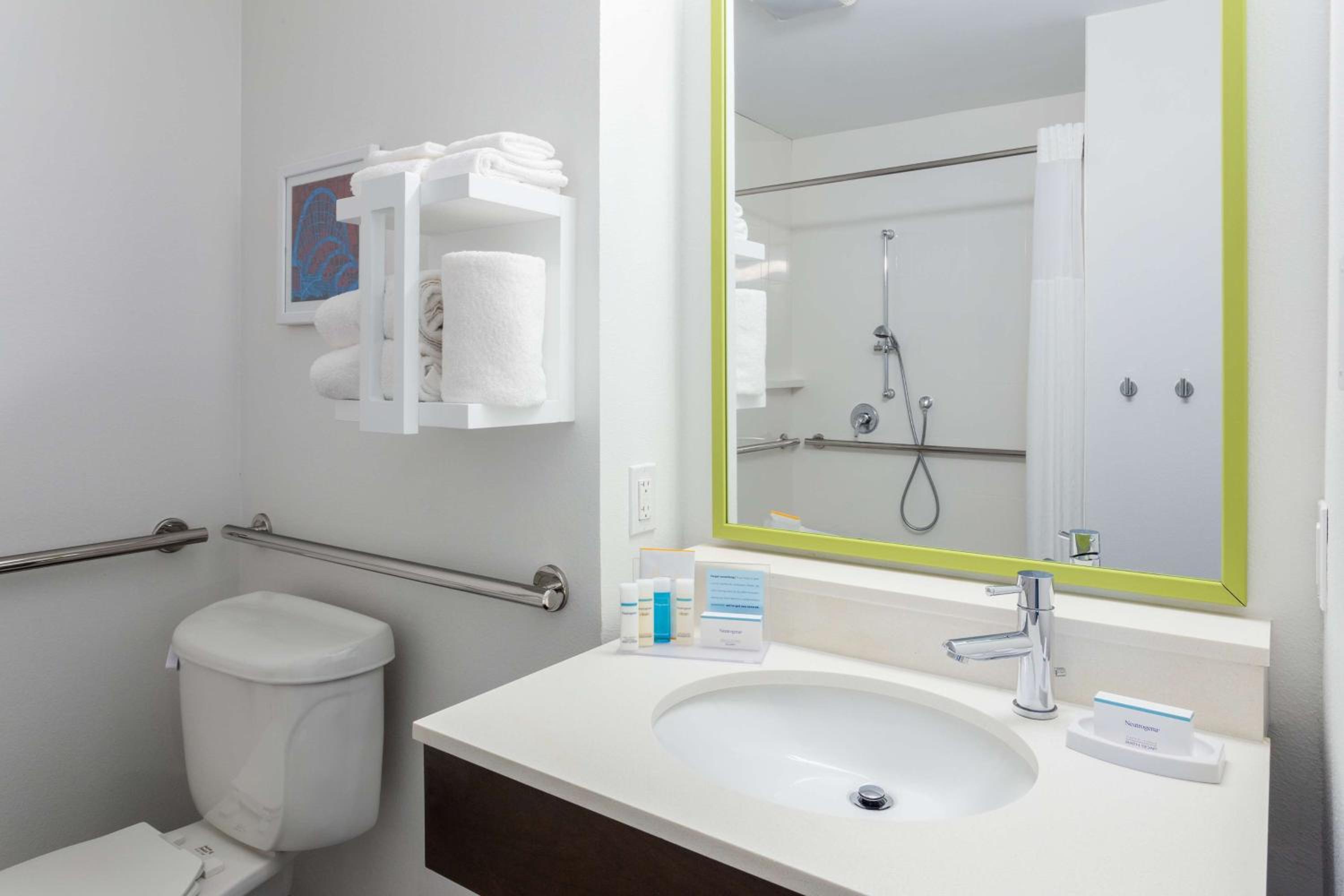 Queen Room with Roll-In Shower - Mobility Access/Non-Smoking
