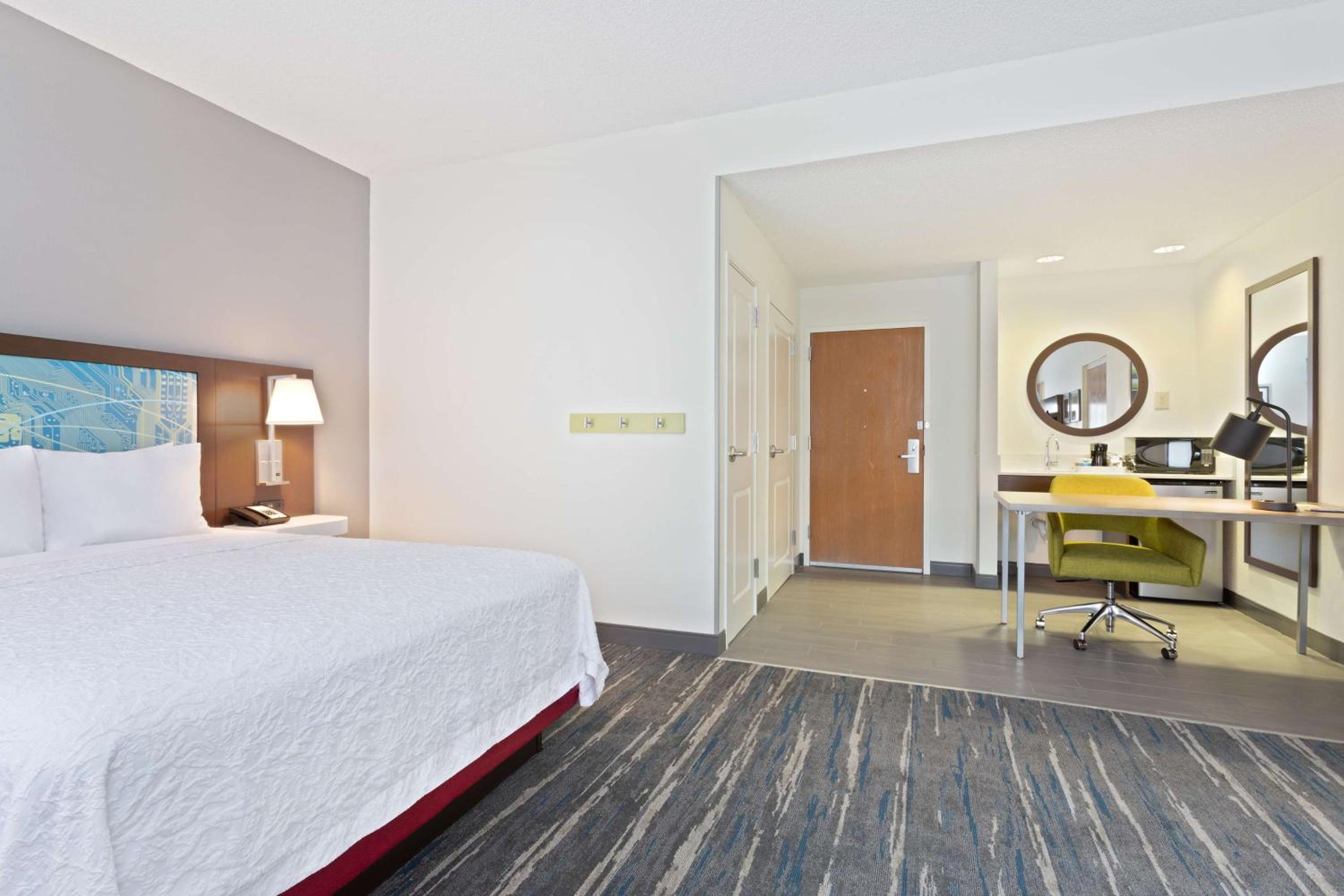 Queen Room with Roll-In Shower - Mobility Access/Non-Smoking
