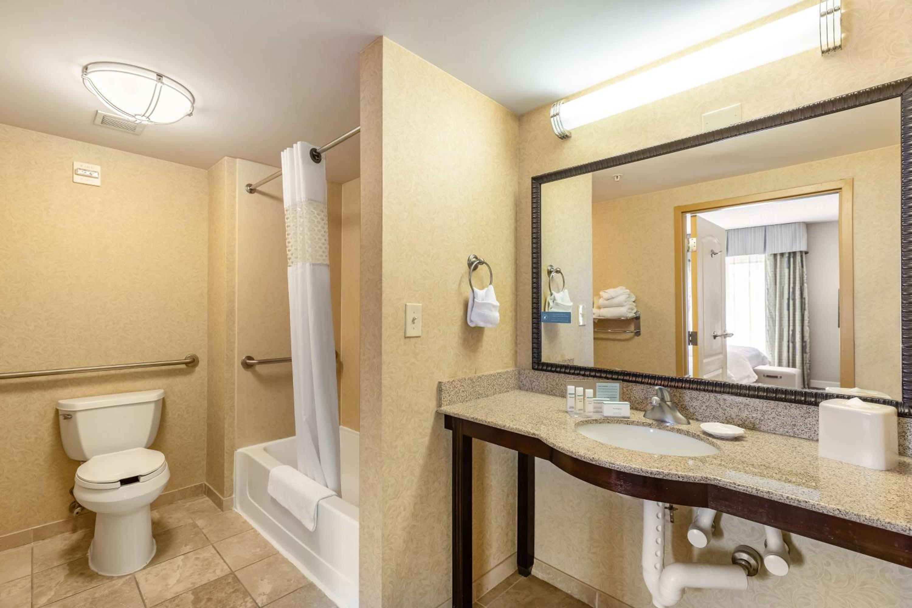 Studio with Two Queen Beds and Bath Tub - Mobility and Hearing Access/Non-Smoking