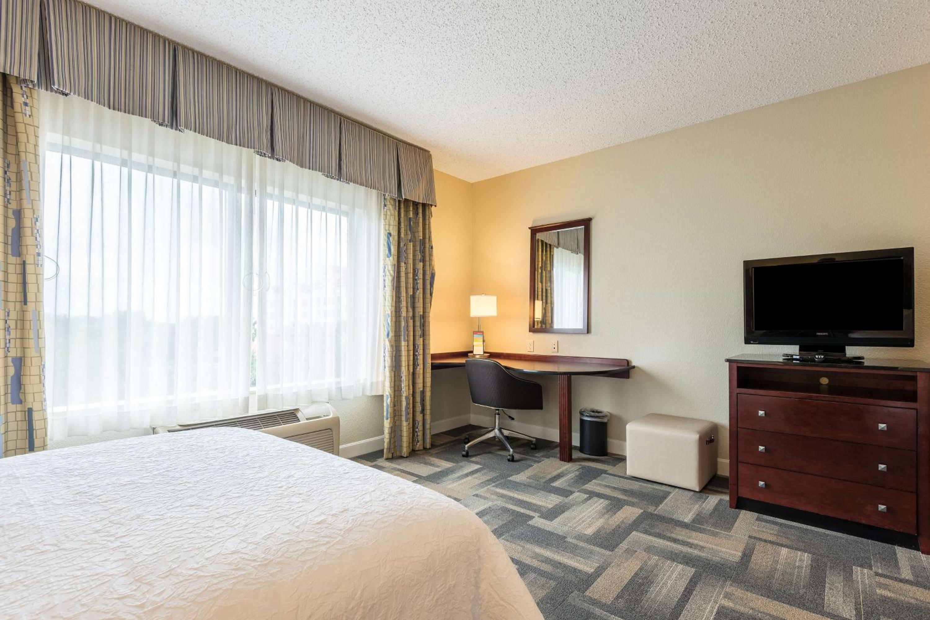 Queen Room with Two Queen Beds - Mobility and Hearing Access/Non-Smoking photo 2