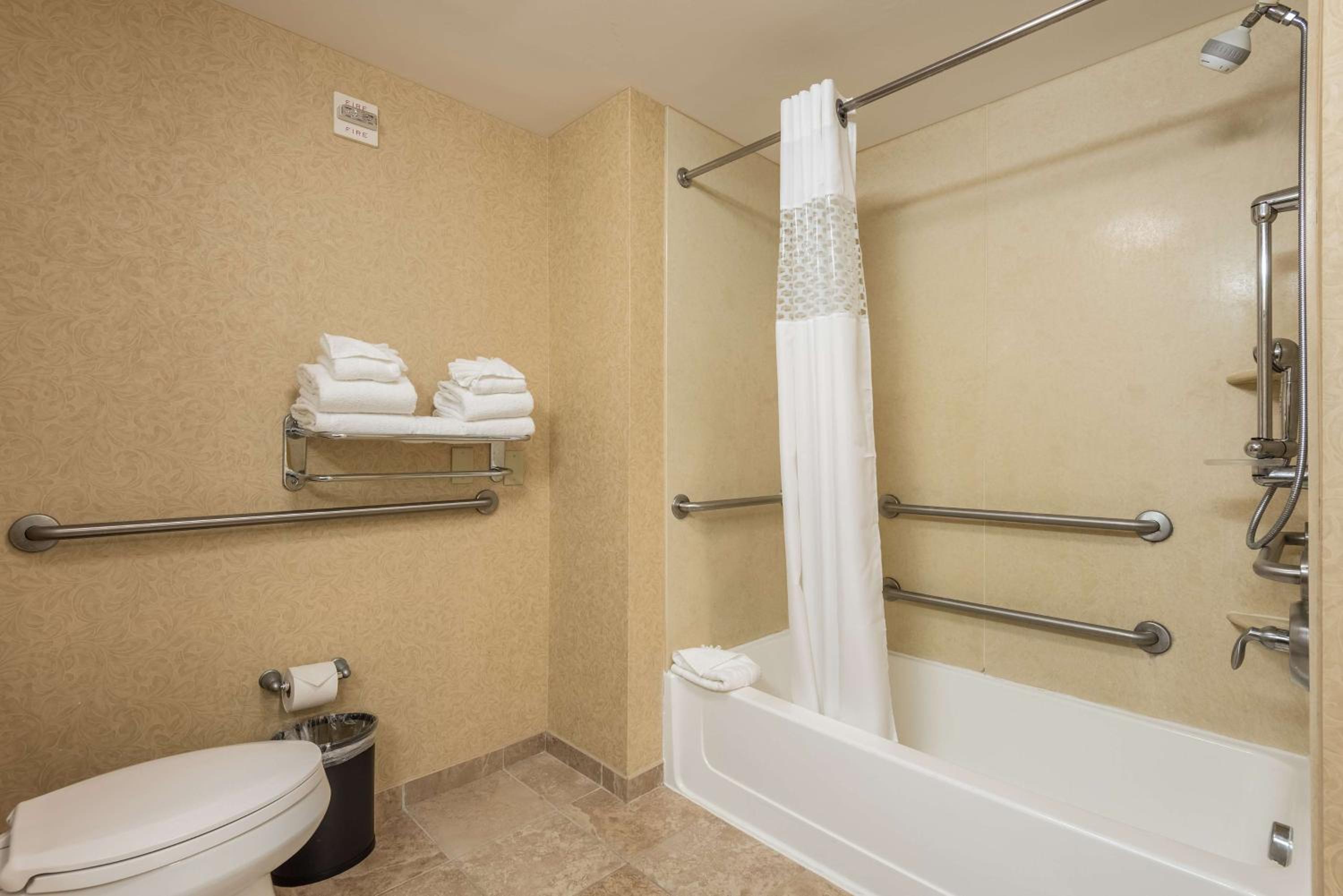 Queen Room with Two Queen Beds - Mobility and Hearing Access/Non-Smoking photo 3
