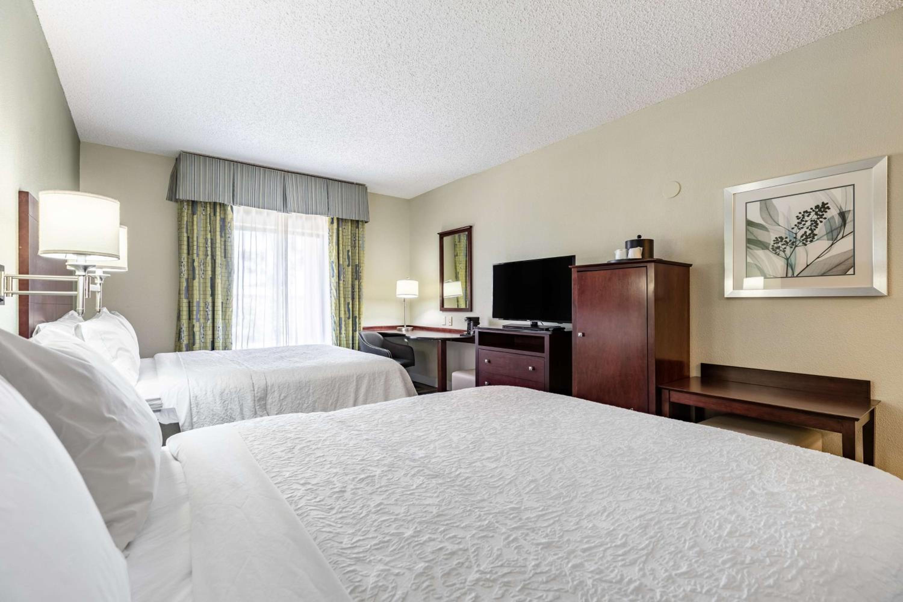 Room with Two Queen Beds - Non-Smoking photo 3