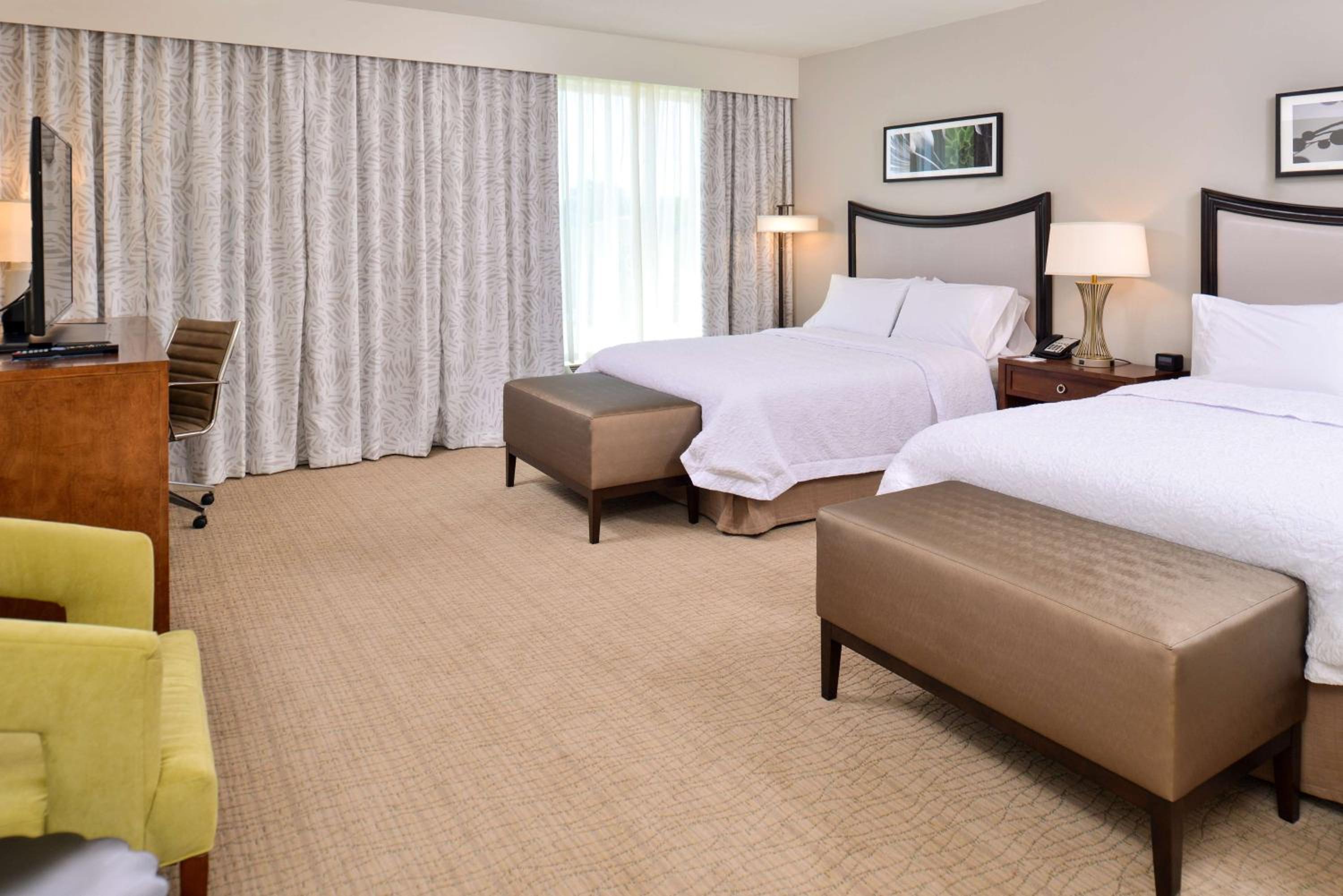 Queen Room with Two Queen Beds - Hearing Access/Non-Smoking thumbnail 5
