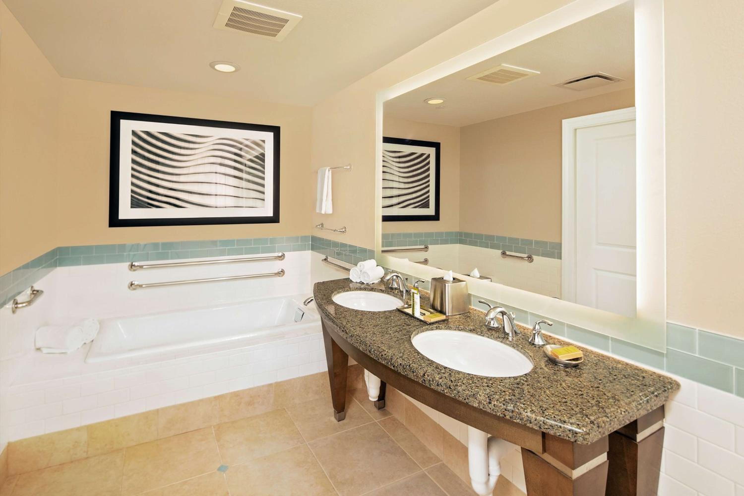 One-Bedroom King Suite with Bath Tub - Mobility Access