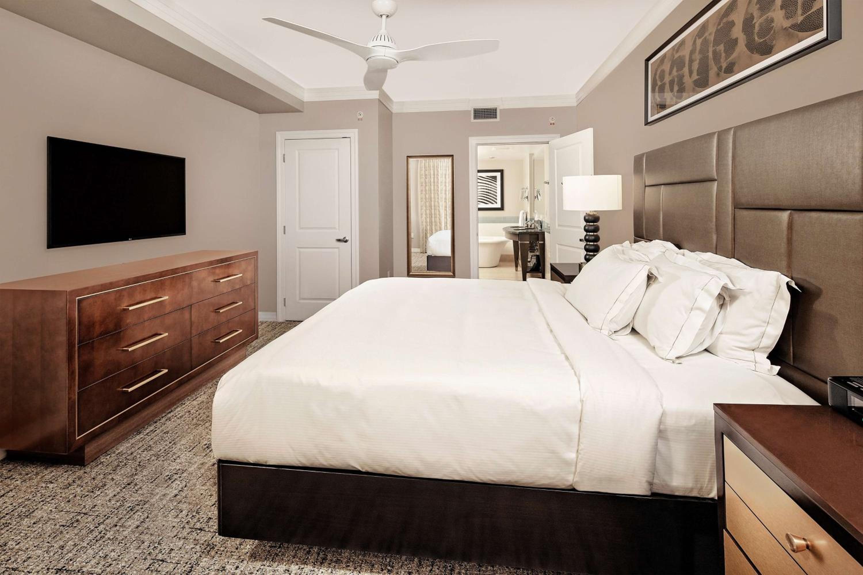 One-Bedroom King Suite - Hearing Accessible