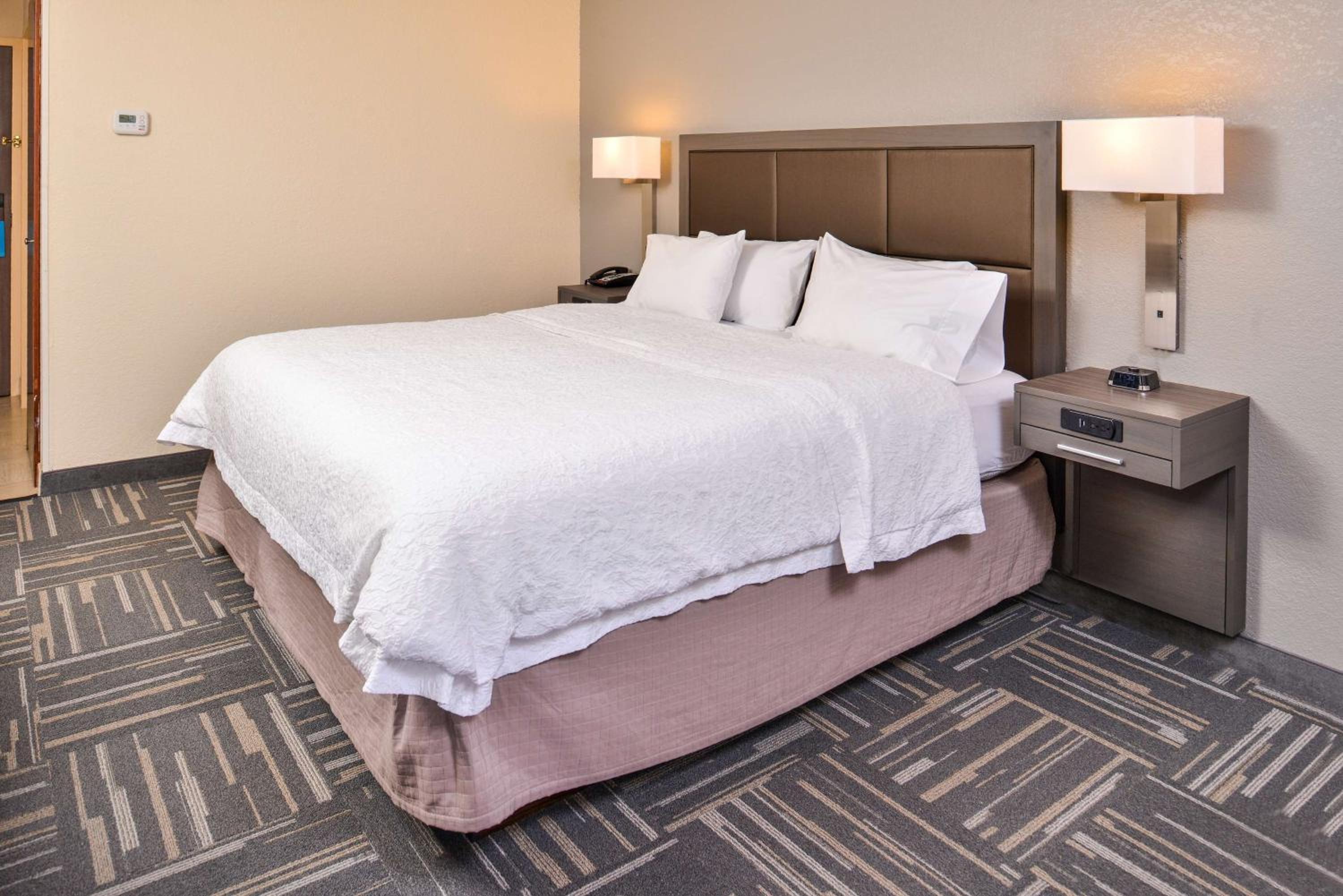 King Room with King Bed - Non-Smoking