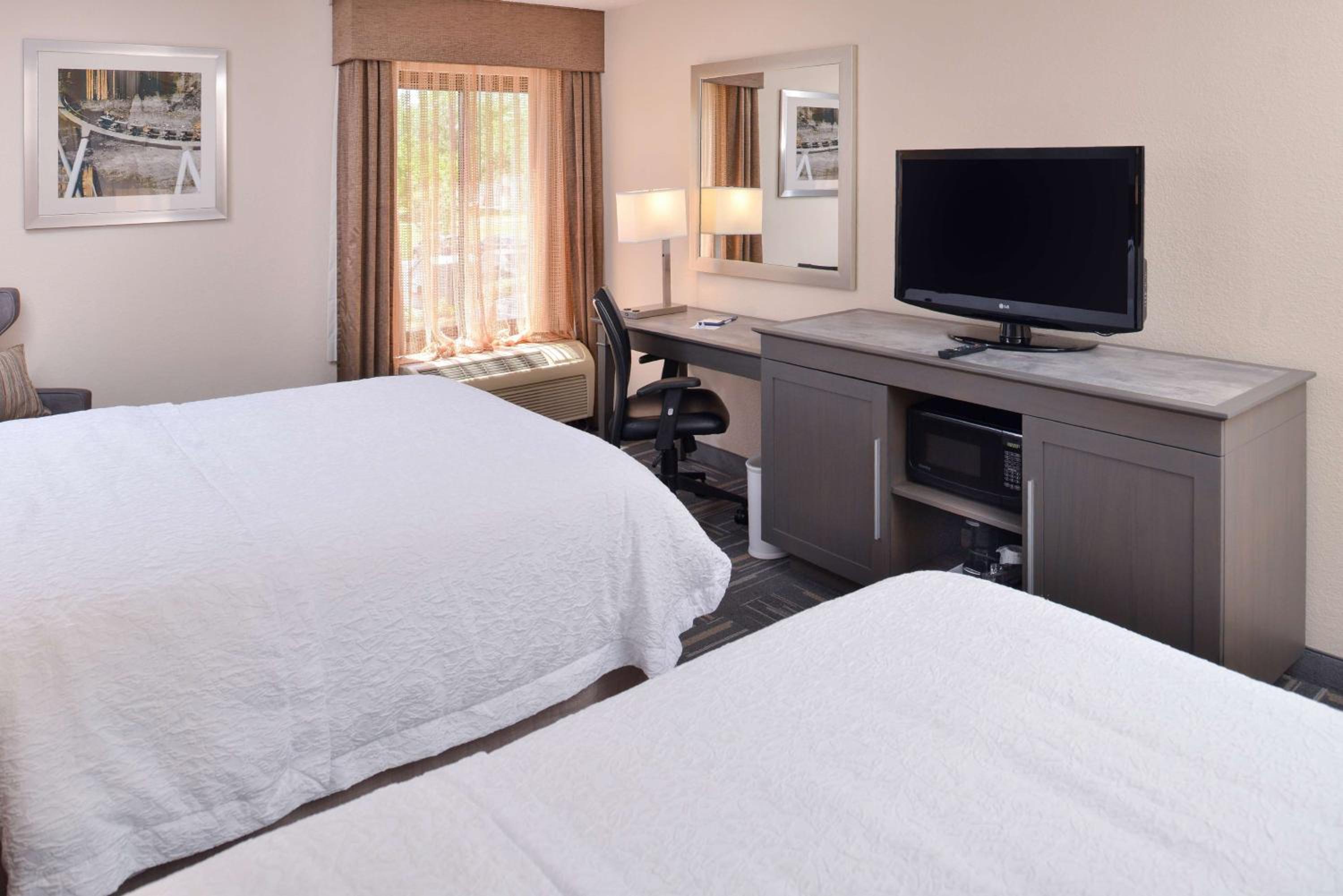 King Room with Roll-In Shower - Mobility Access/Non-Smoking