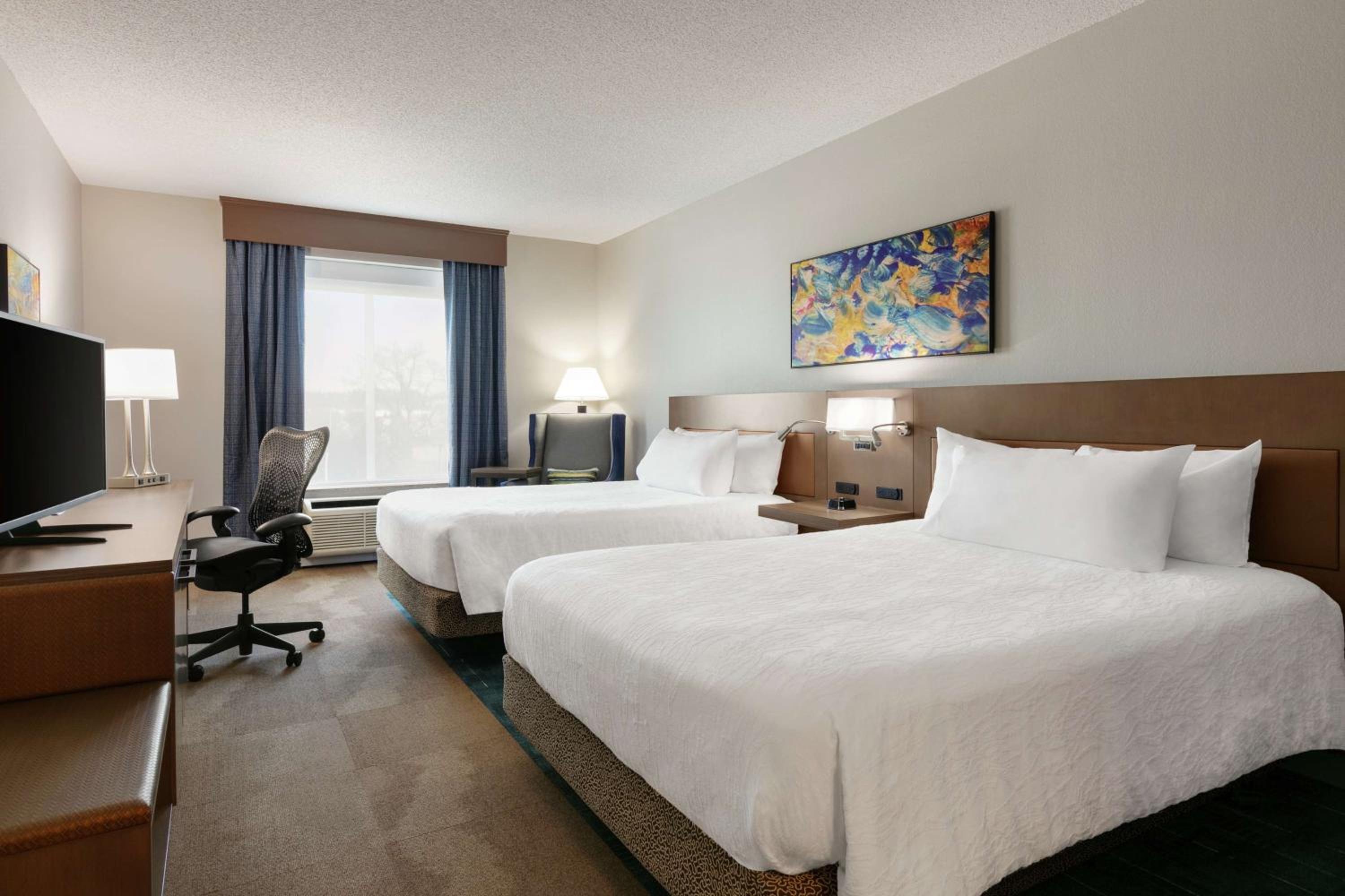 Queen Room with Two Queen Beds - Photo 2
