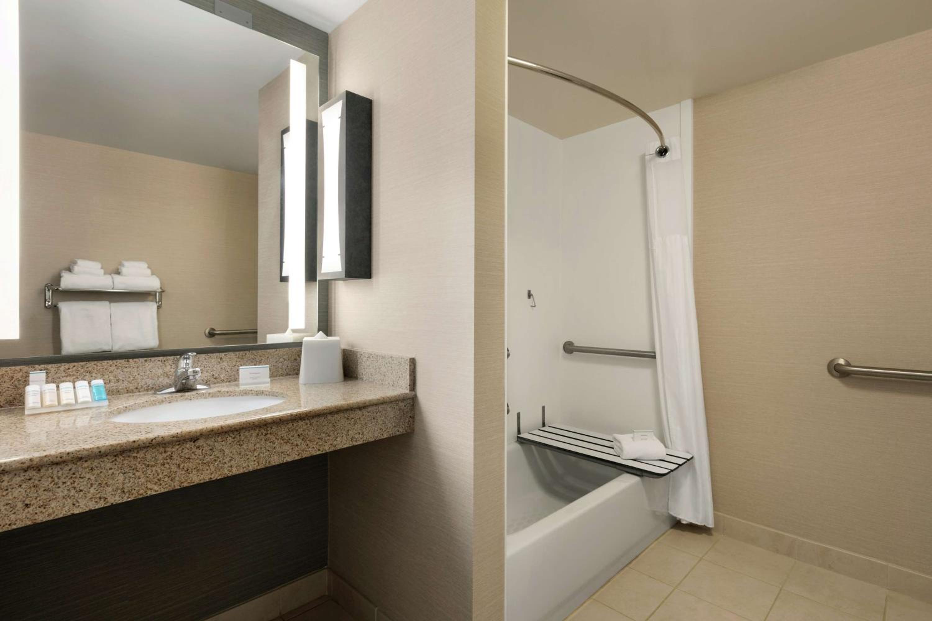 King Room with Tub - Mobility and Hearing Access - Photo 3