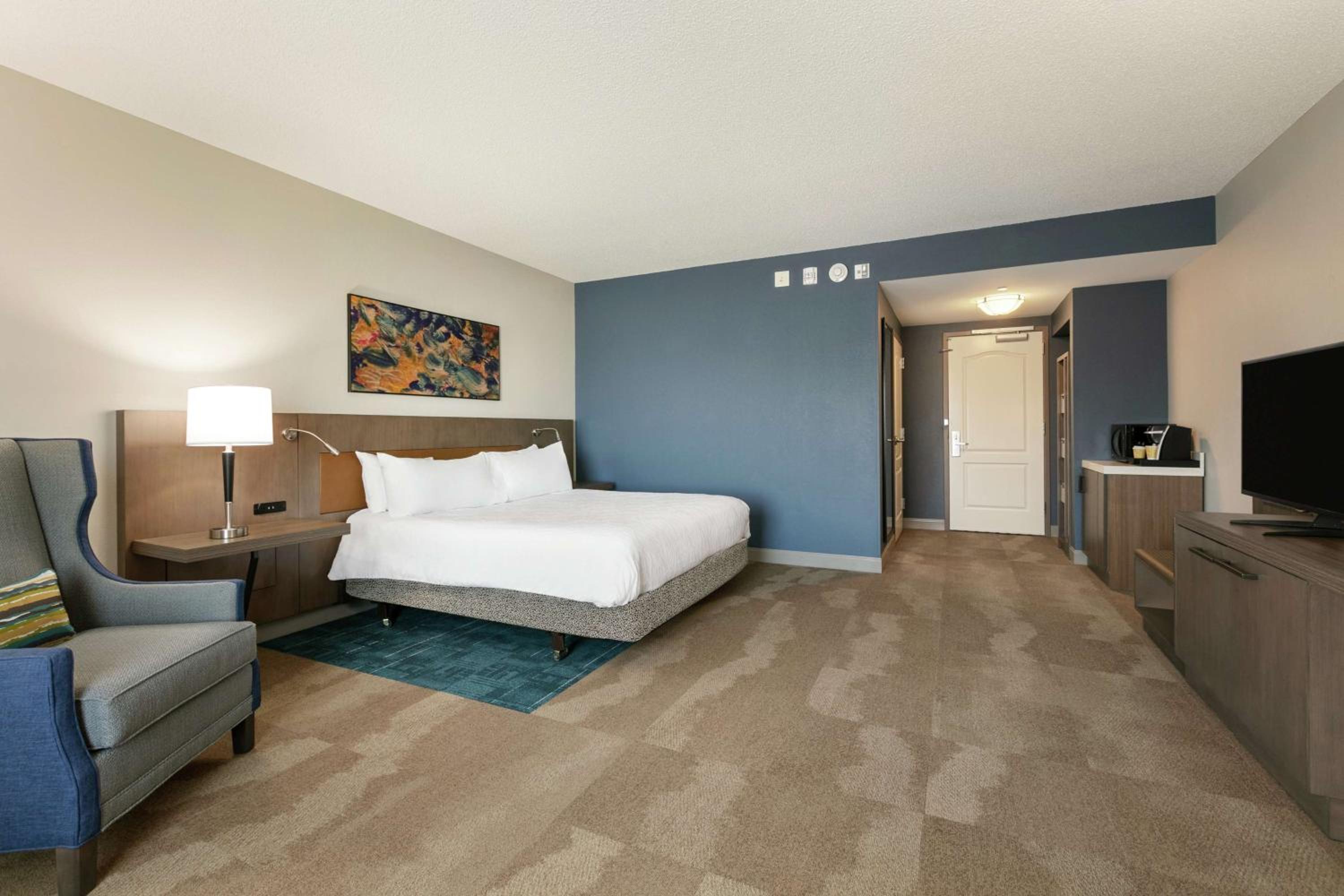 King Room with Tub - Mobility and Hearing Access - Photo 2