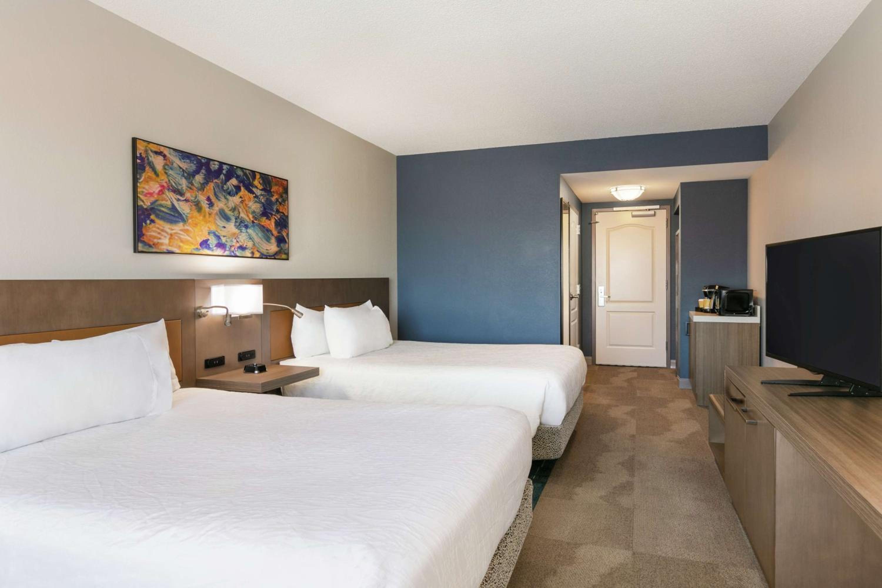 Queen Room with Two Queen Beds - Photo 4