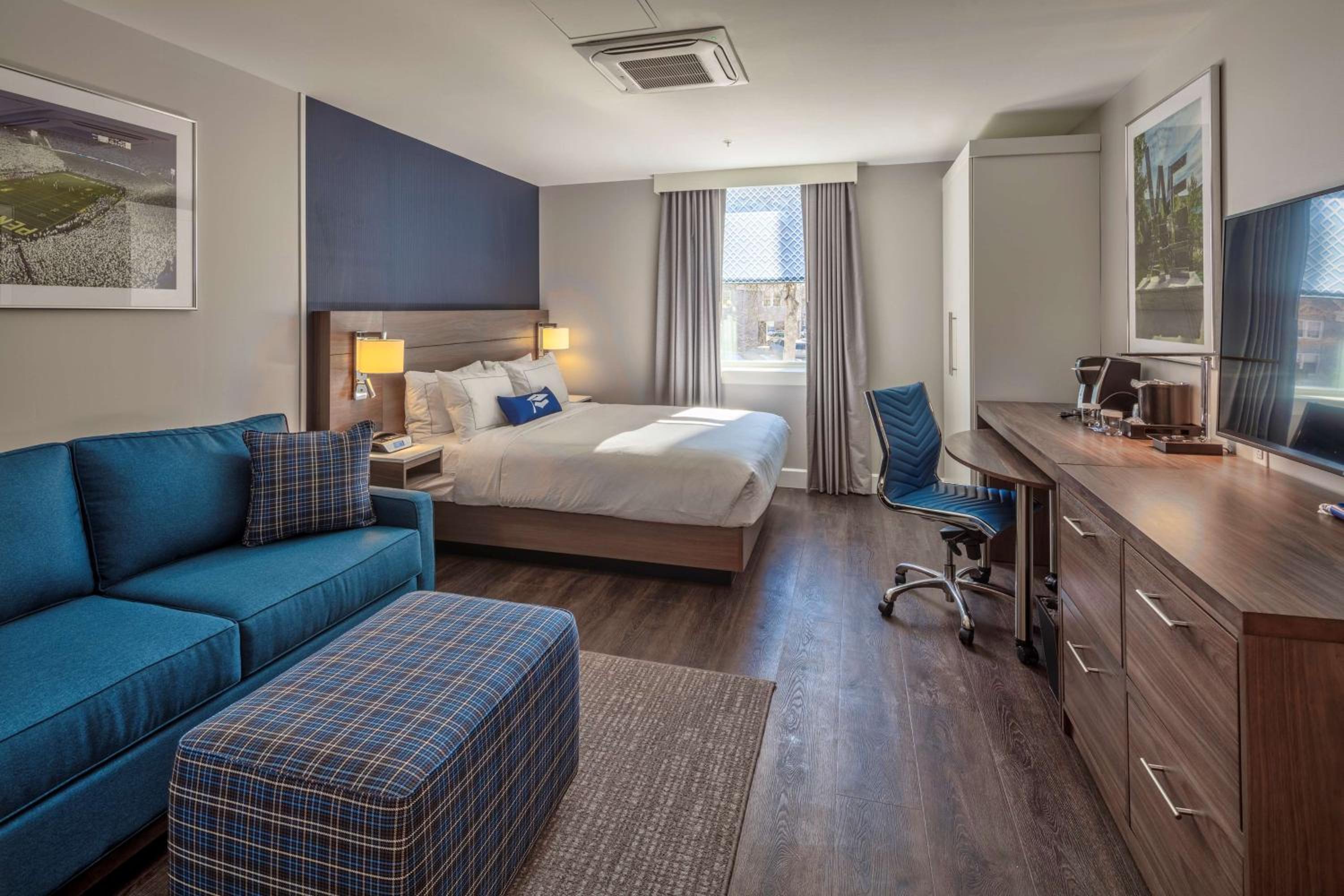 King Room with Sofa - Photo 1