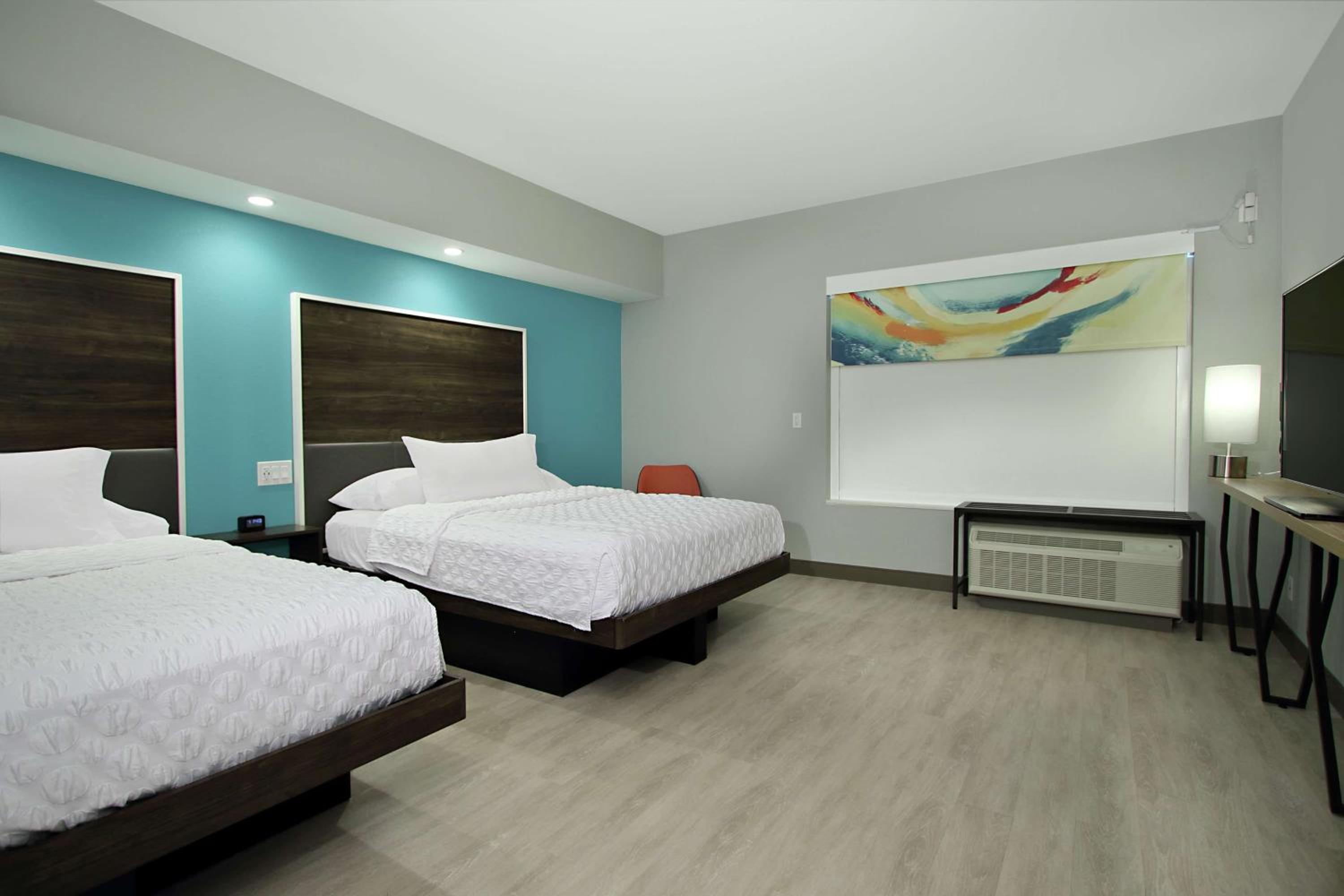 Queen Room with Two Queen Beds - Mobility Access photo 3