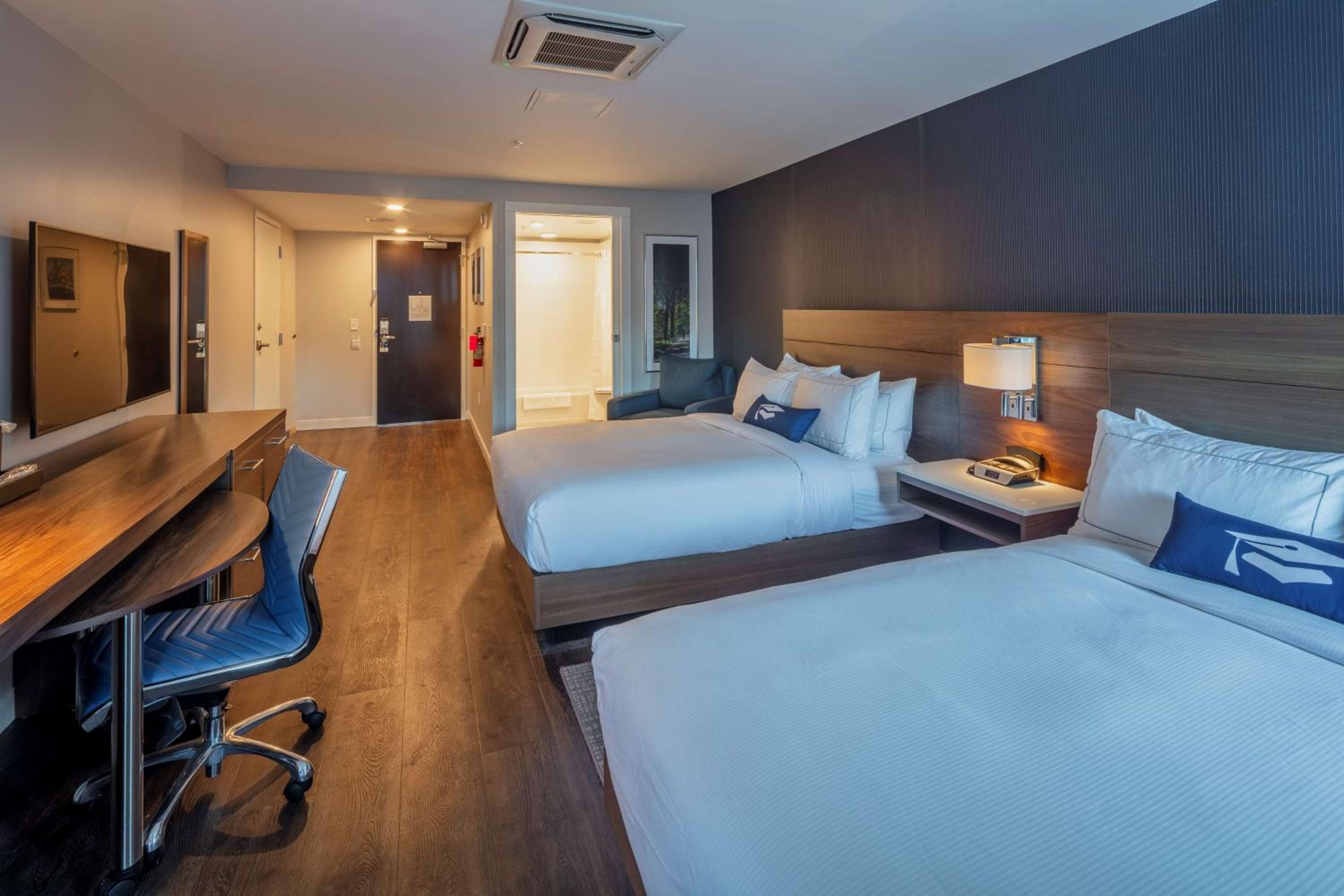 Queen Room with Two Queen Beds - Photo 2