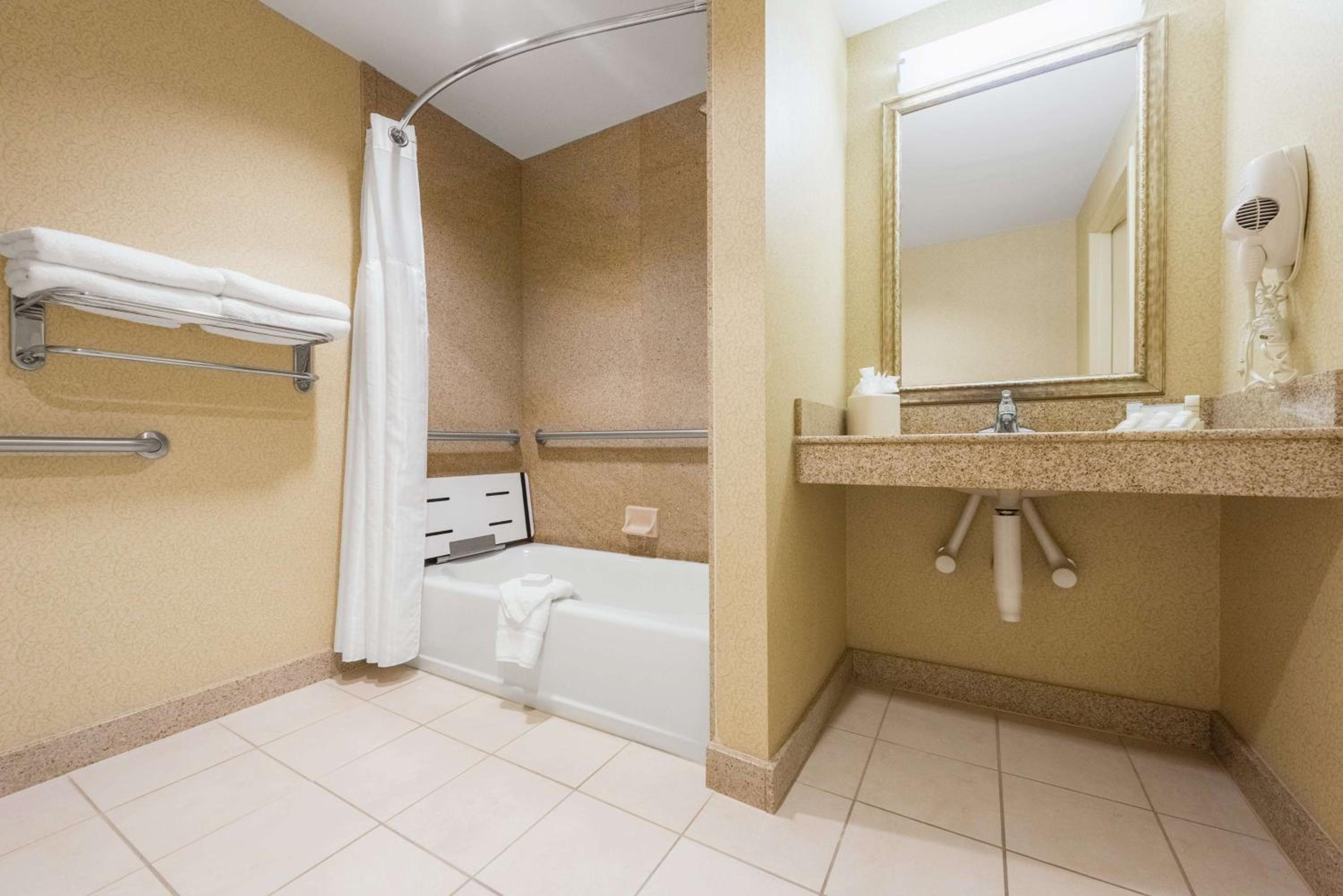 Queen Room with Two Queen Beds - Mobility and Hearing Access - Photo 5