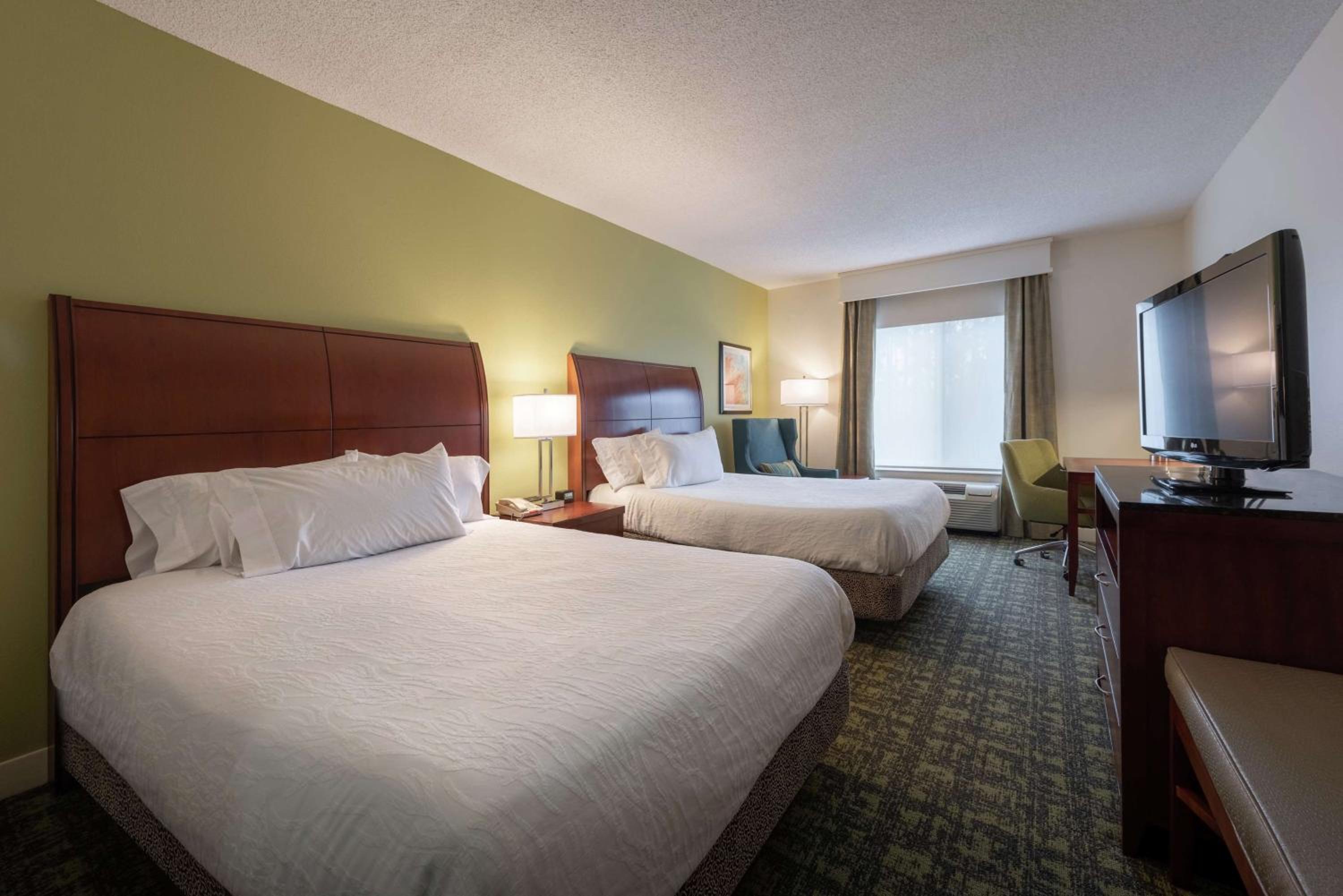 Queen Room with Two Queen Beds - Photo 2