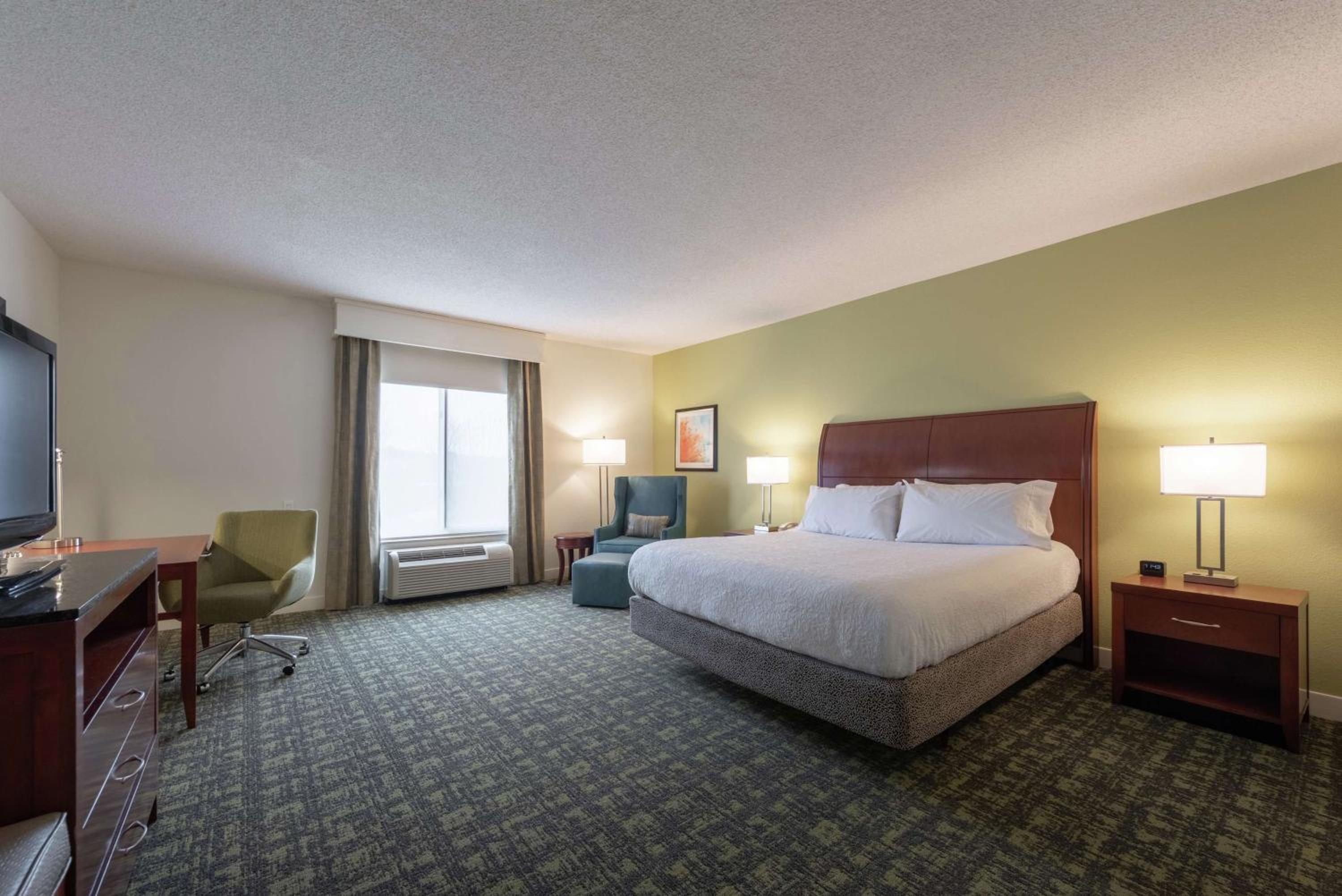 King Room with Tub - Mobility and Hearing Access - Photo 1