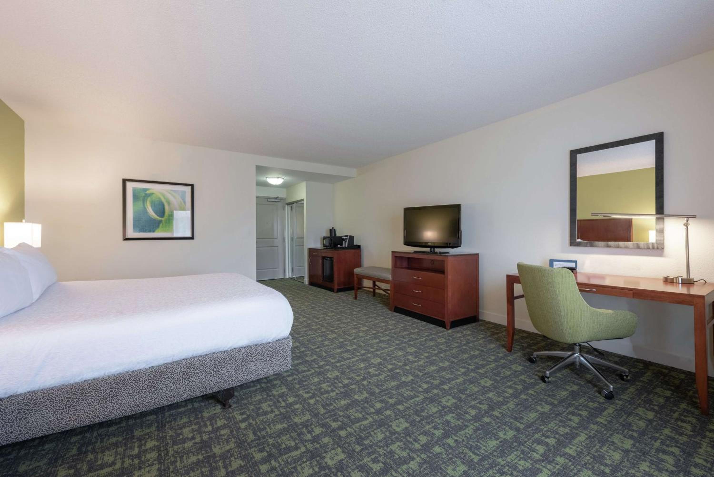King Room with Tub - Mobility and Hearing Access - Photo 2