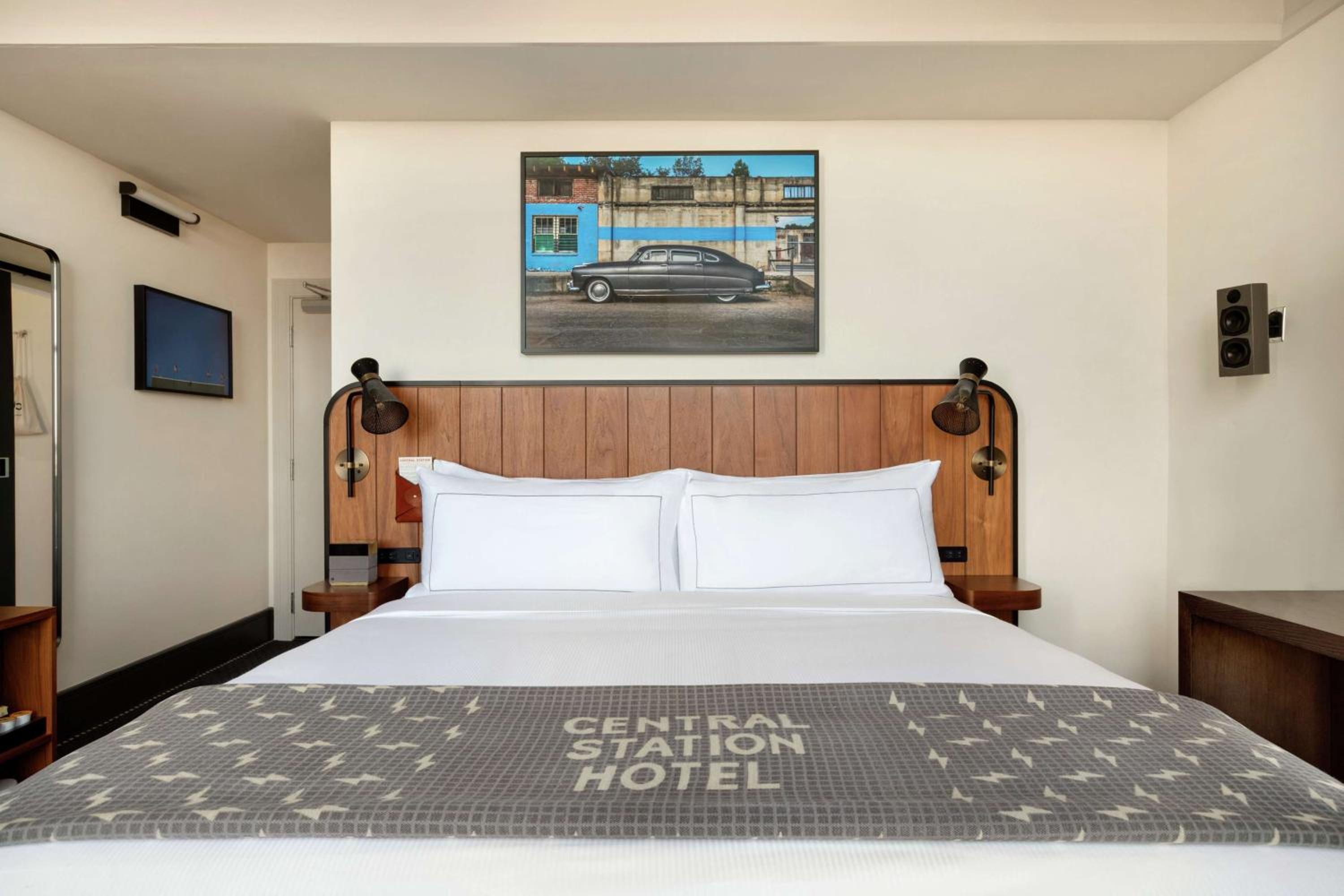 Deluxe King Room with Sofa Bed - Photo 3