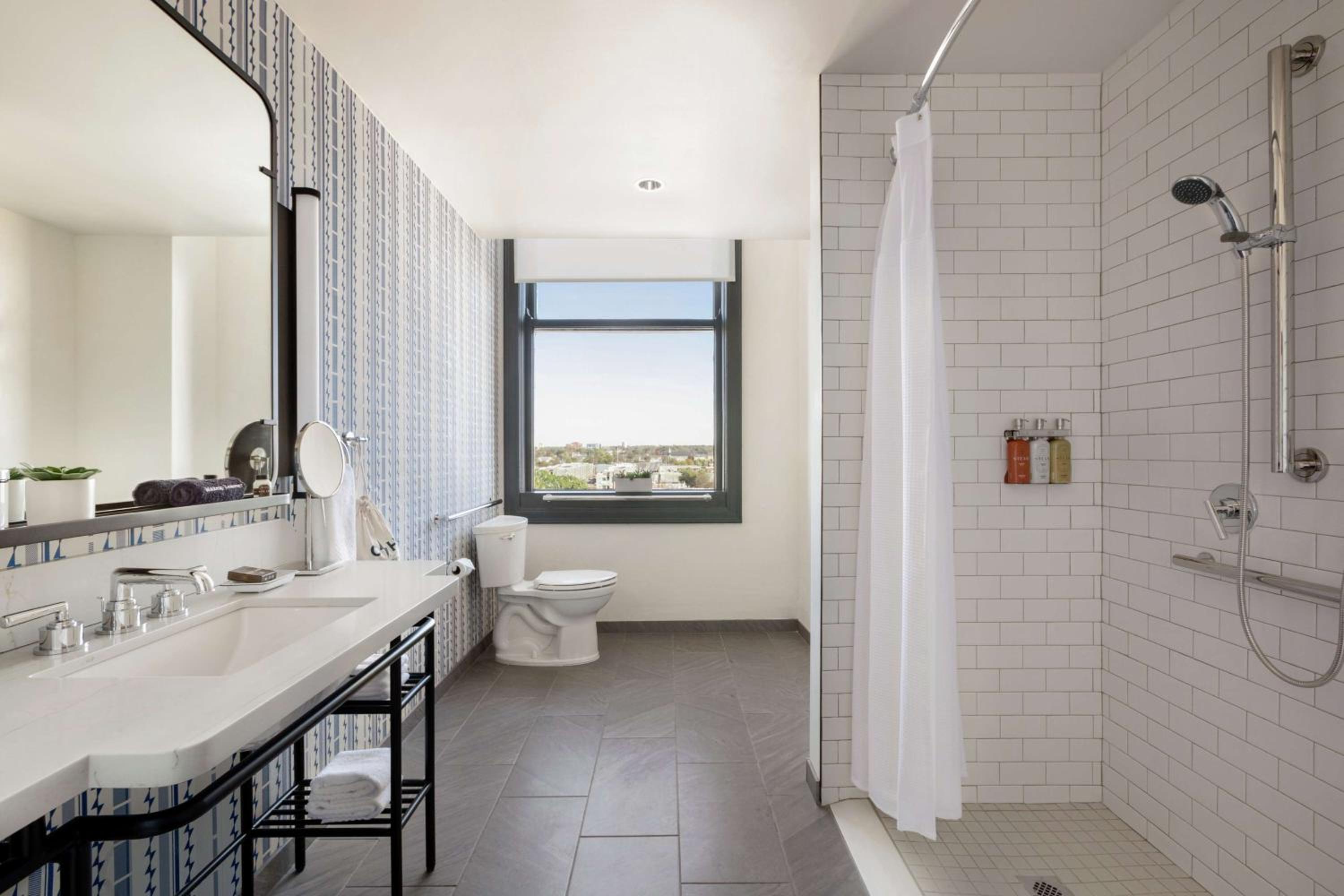 King Room - Mobility Accessible  - Photo 2