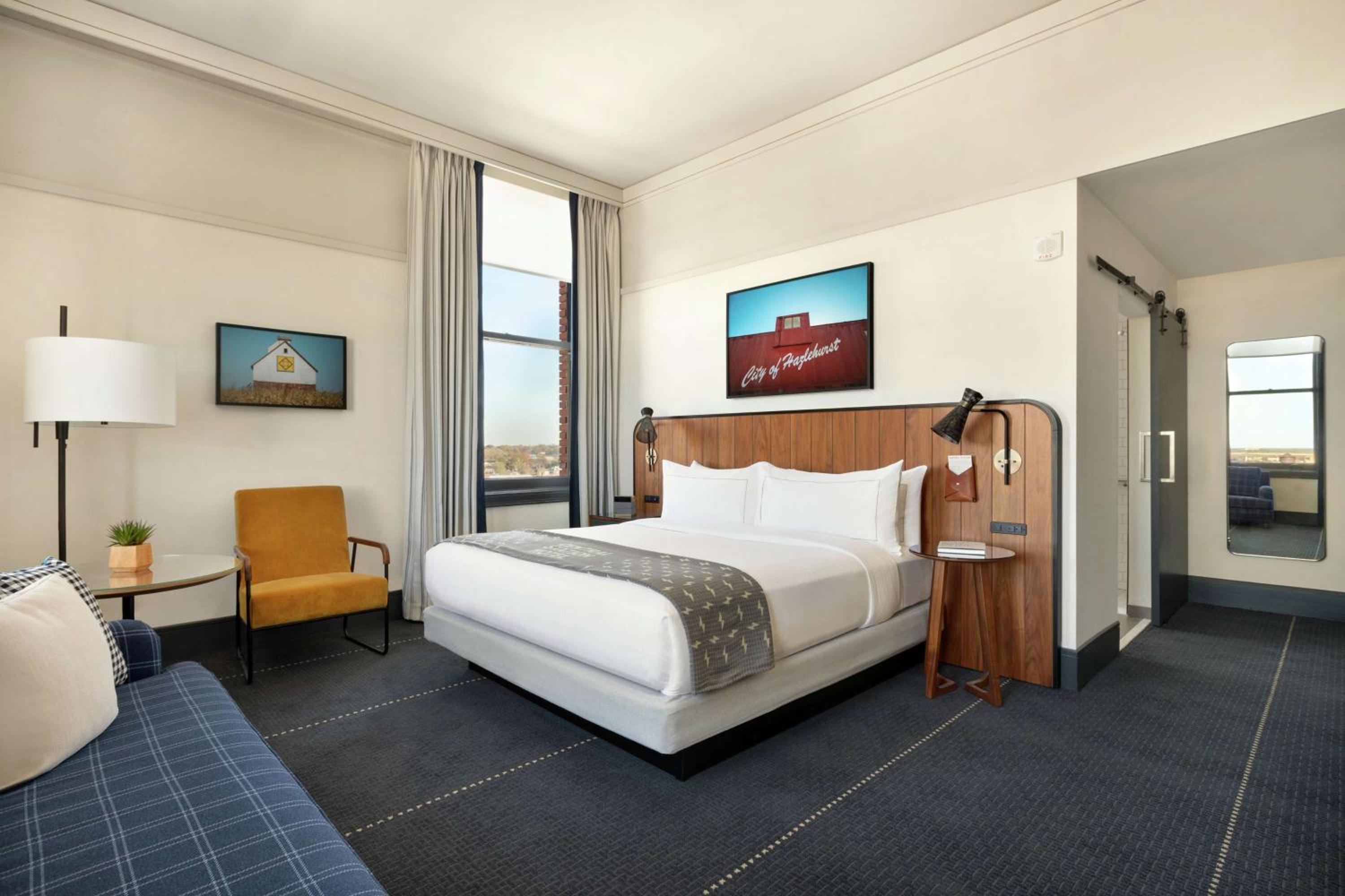 King Room - Mobility Accessible  - Photo 3