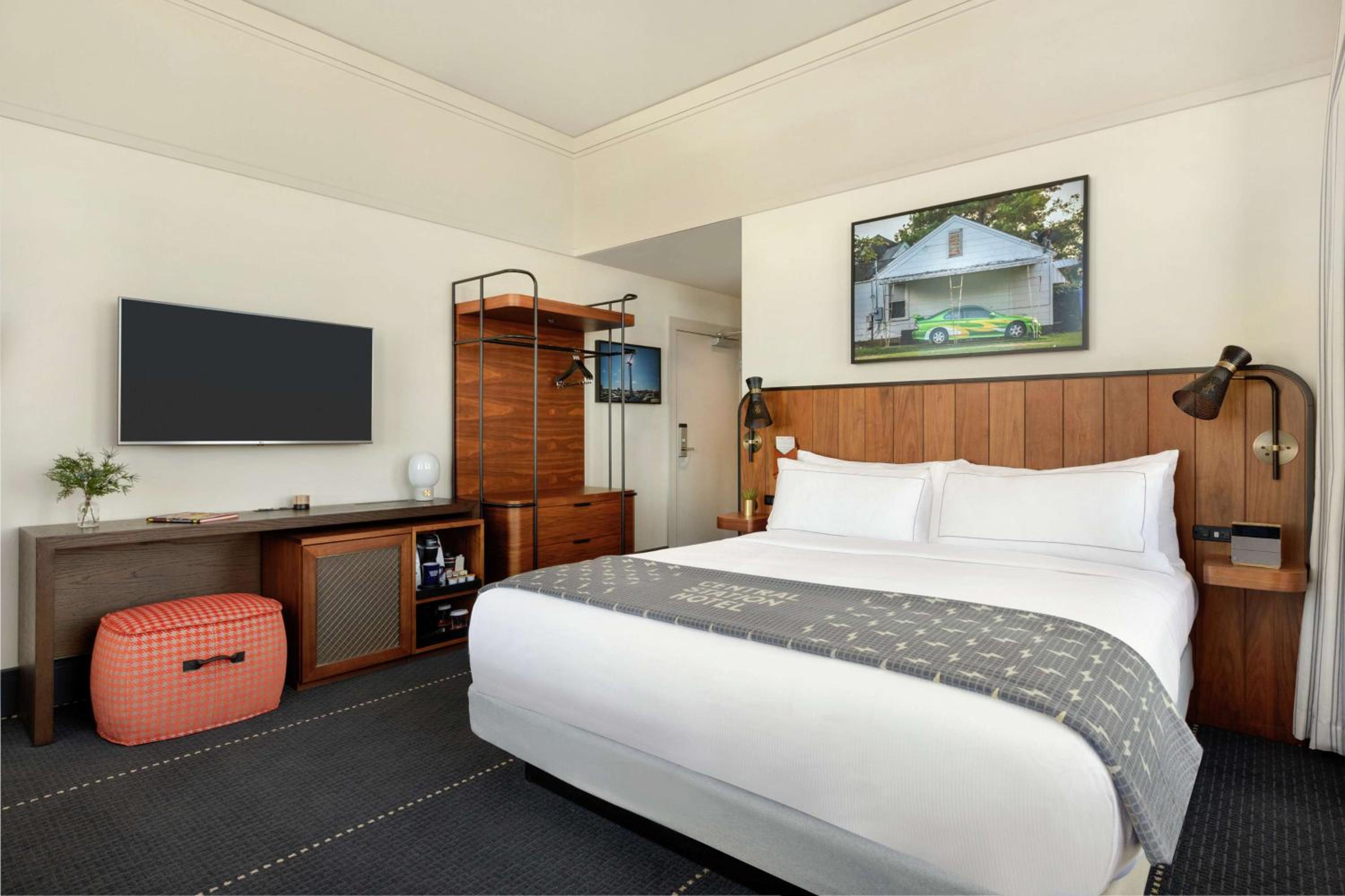 Deluxe King Room with Sofa Bed - Photo 4