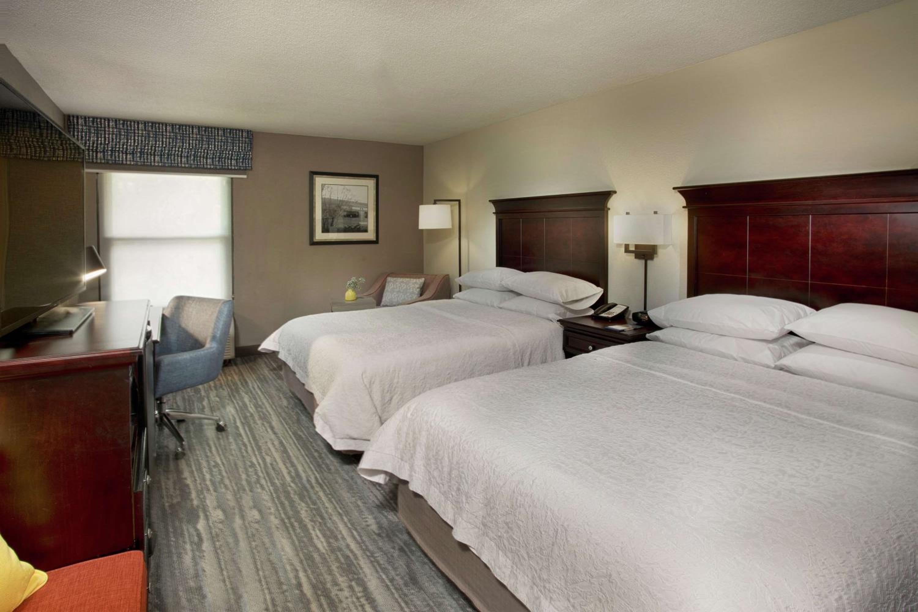 Room with Two Queen Beds - Non-Smoking - Photo 3