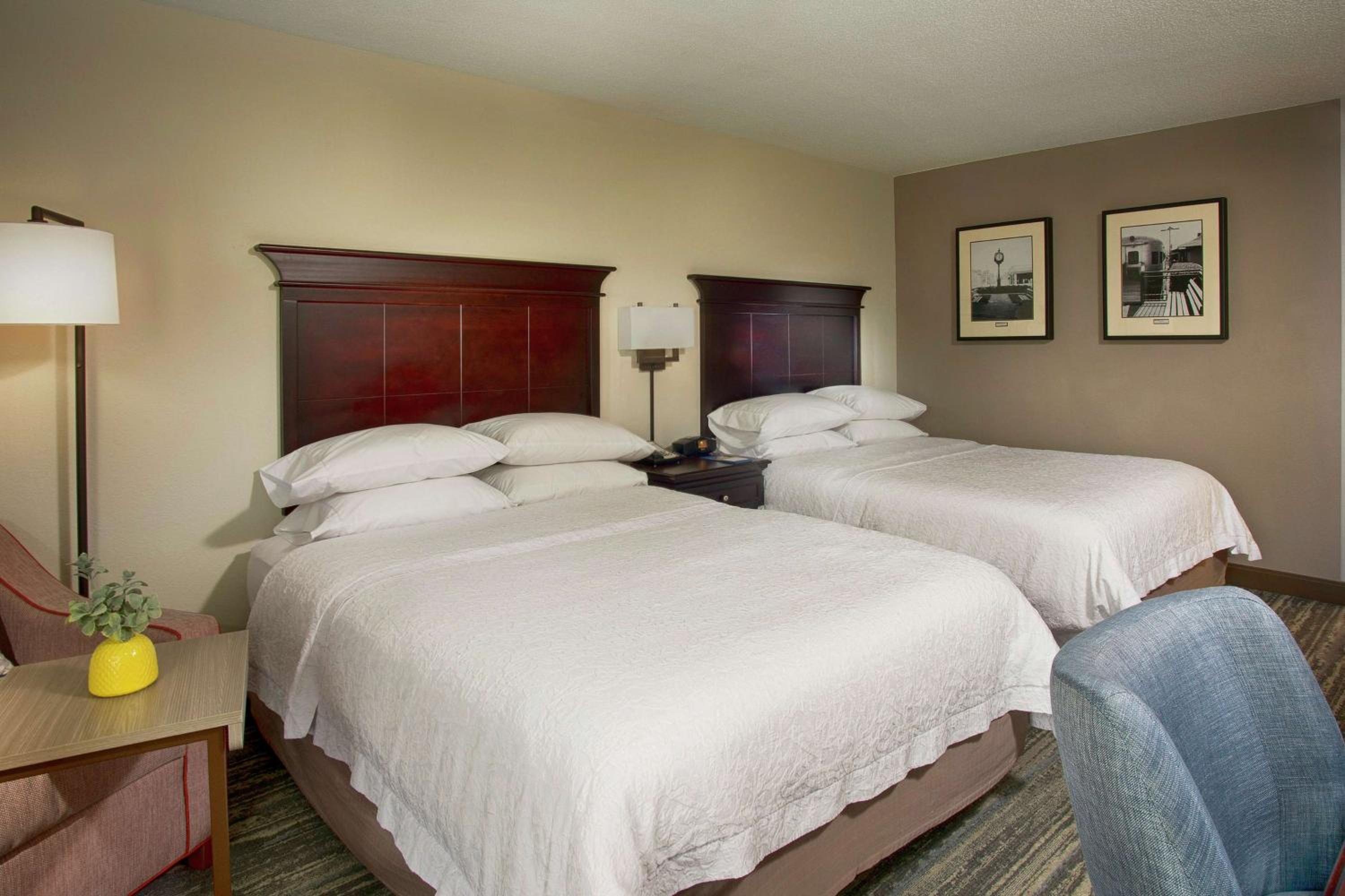 Room with Two Queen Beds - Non-Smoking - Photo 2