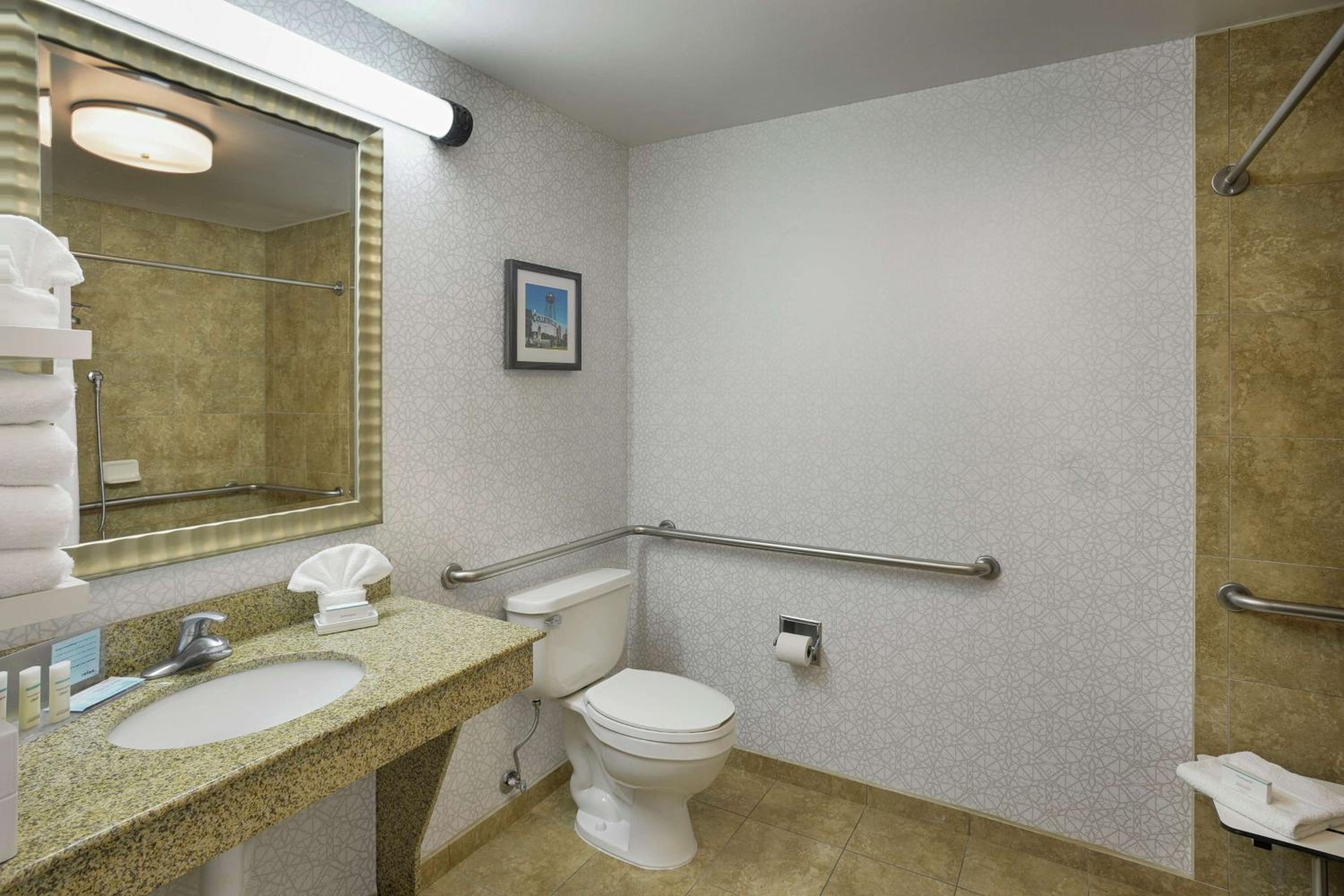 King Room with Accessible Tub - Mobility and Hearing Access/Non-Smoking - Photo 3
