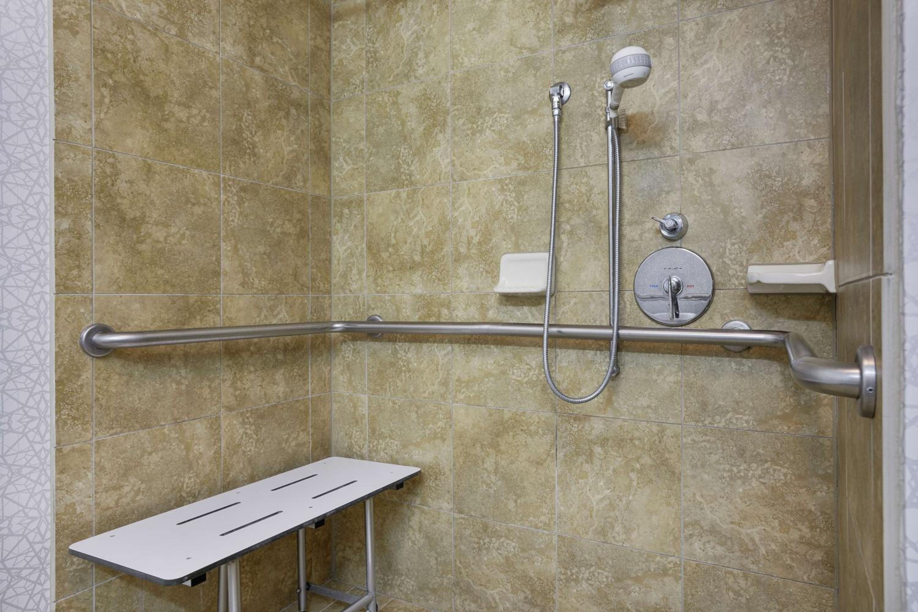 King Room with Accessible Tub - Mobility and Hearing Access/Non-Smoking - Photo 2