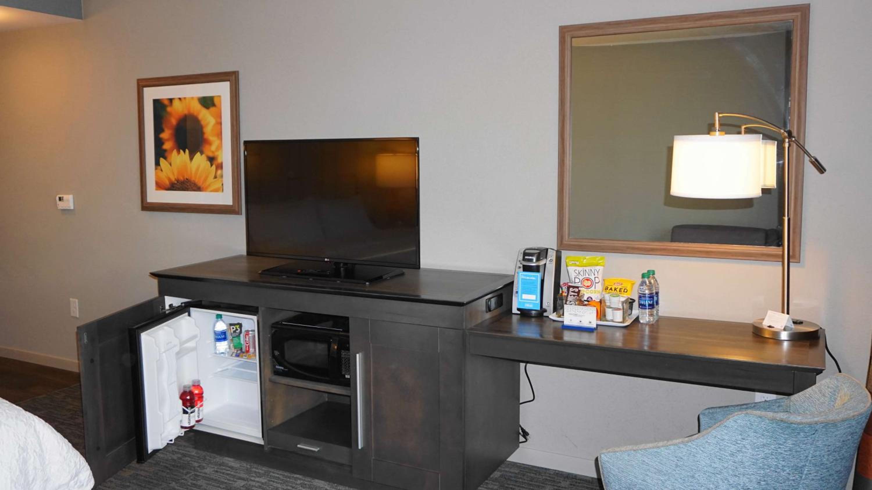 Premium King Room - Non-Smoking photo 3