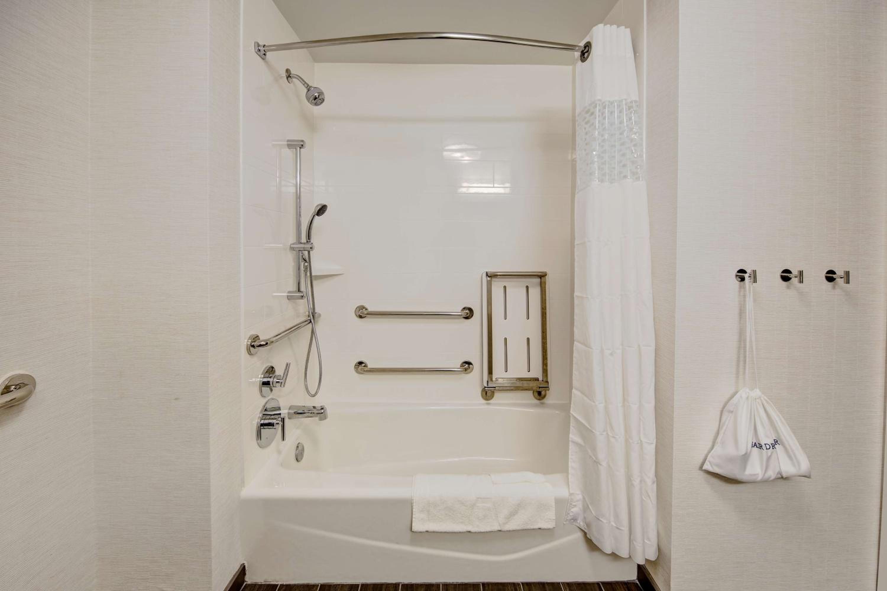 King Studio Suite - Mobility Access/Non-Smoking