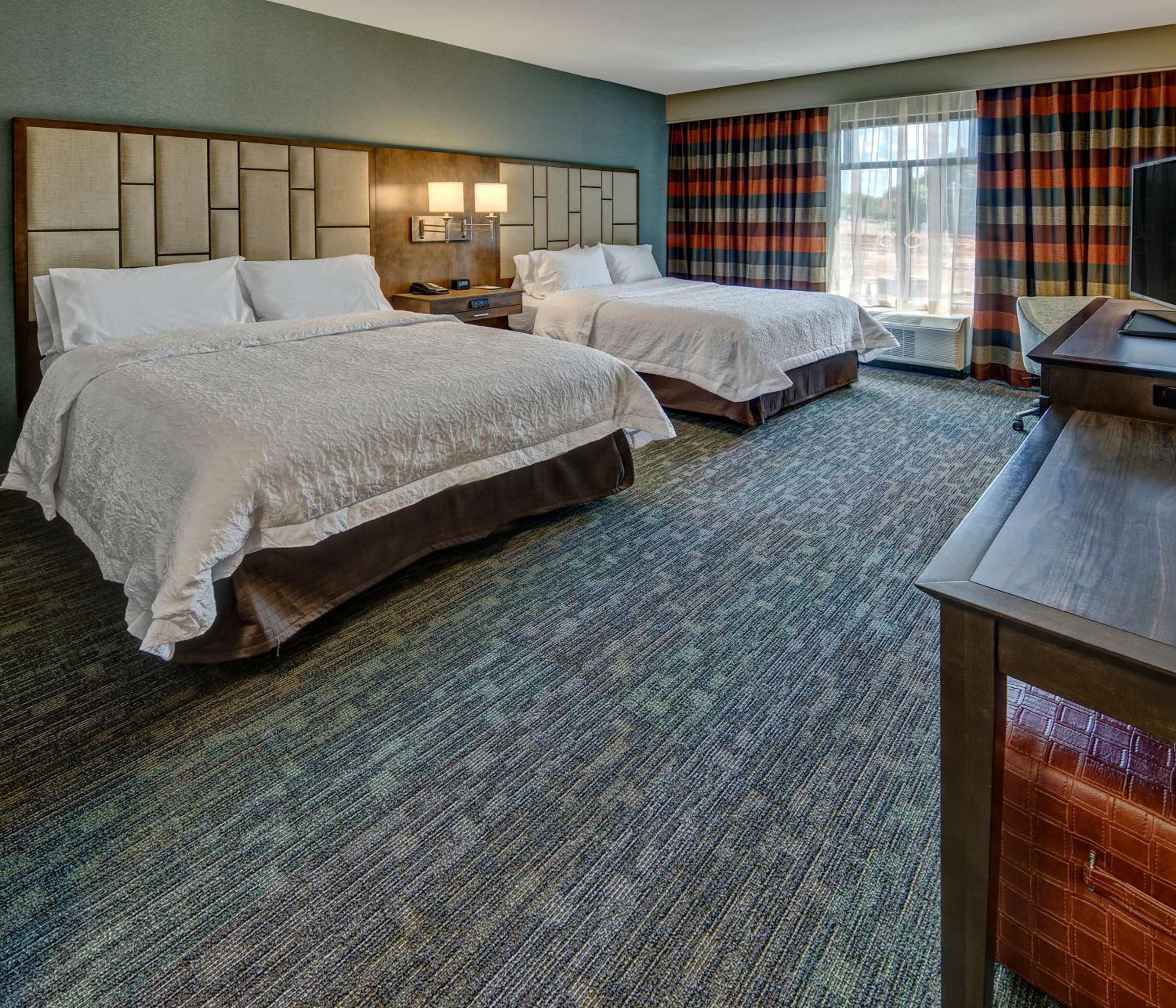 Queen Room with Two Queen Beds (4 Adults) photo 2