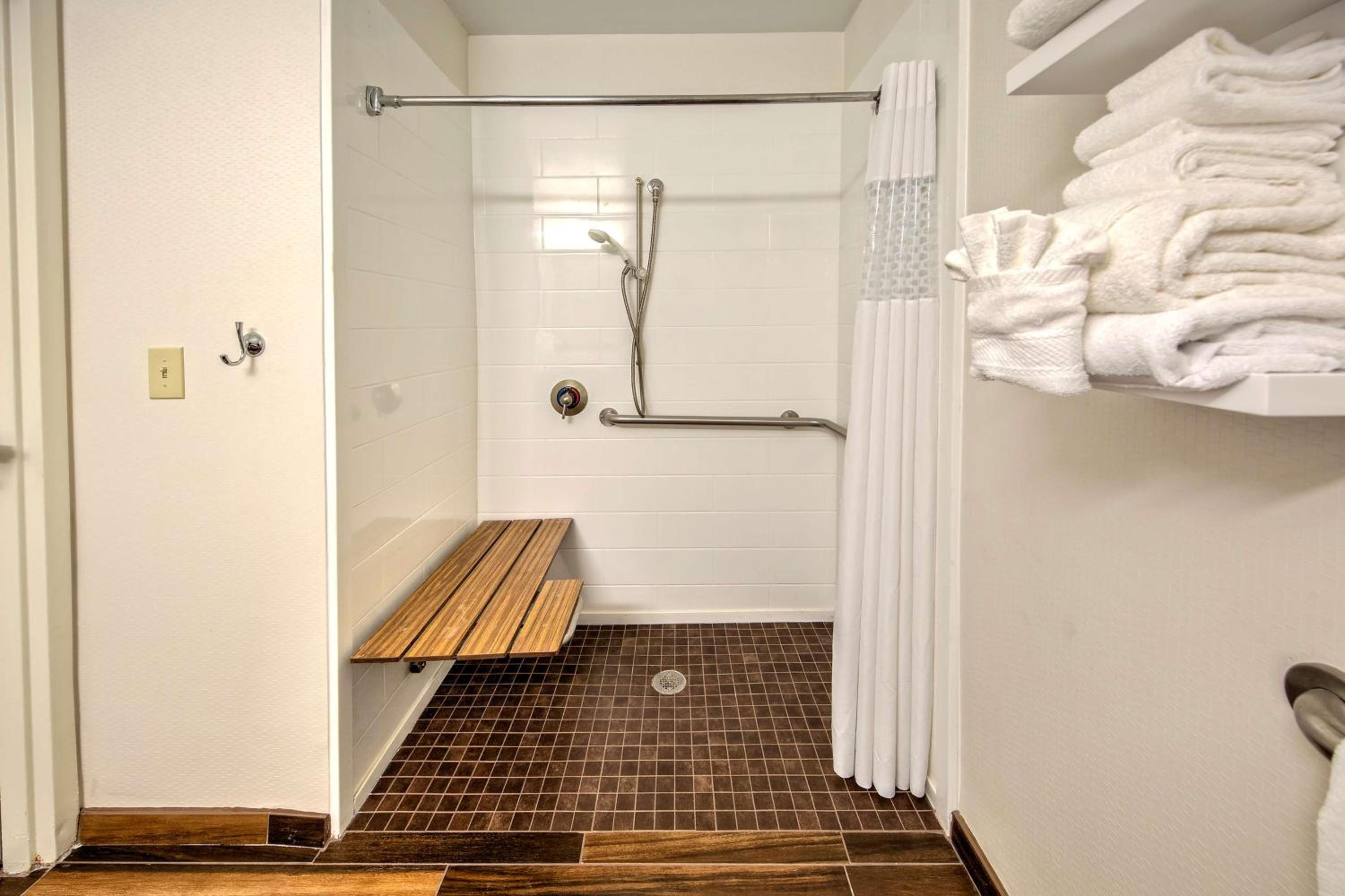 Queen Room with Mobility Access/Non-Smoking - Photo 6