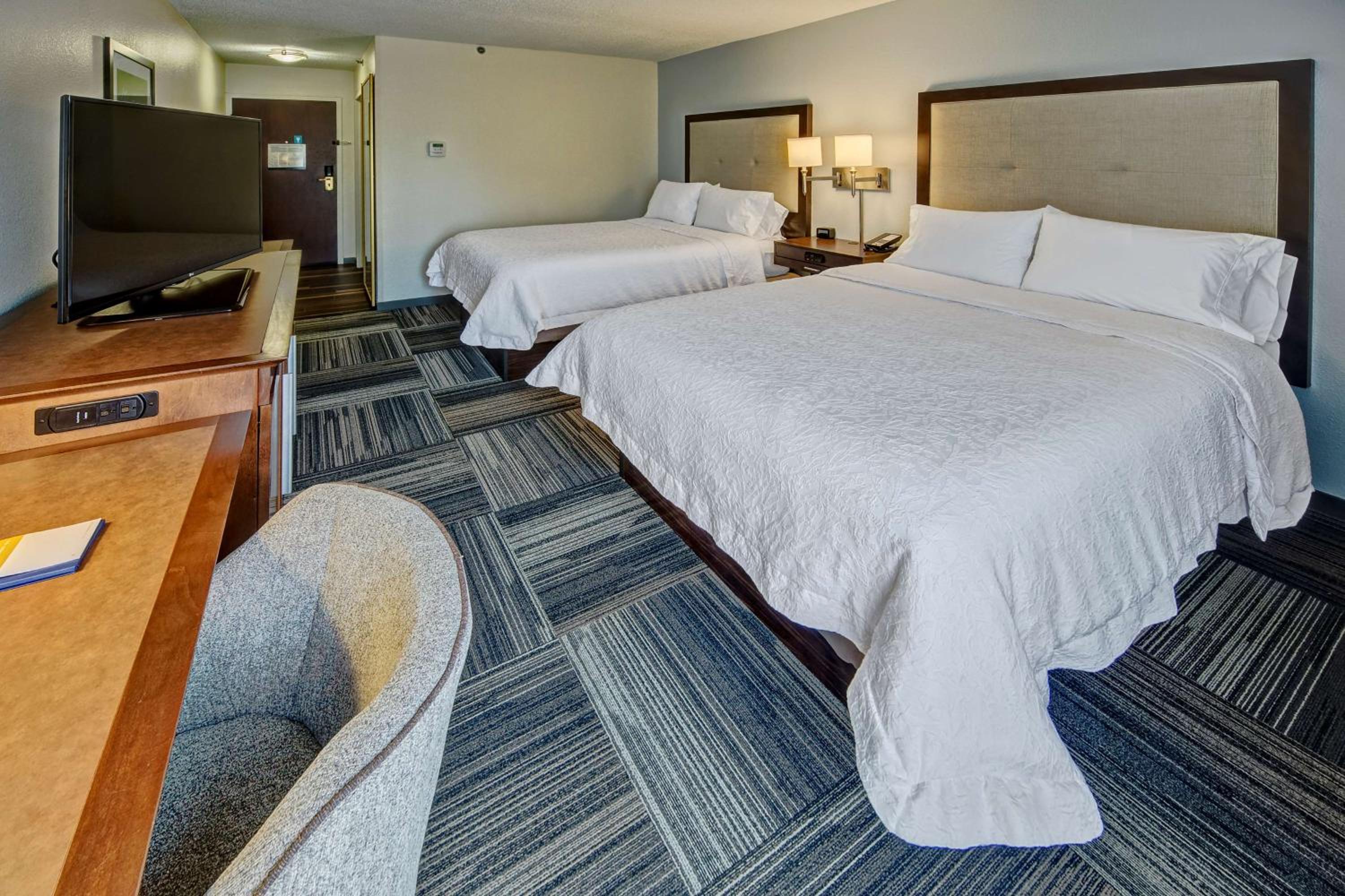 Room with Two Queen Beds - Non-Smoking - Photo 1