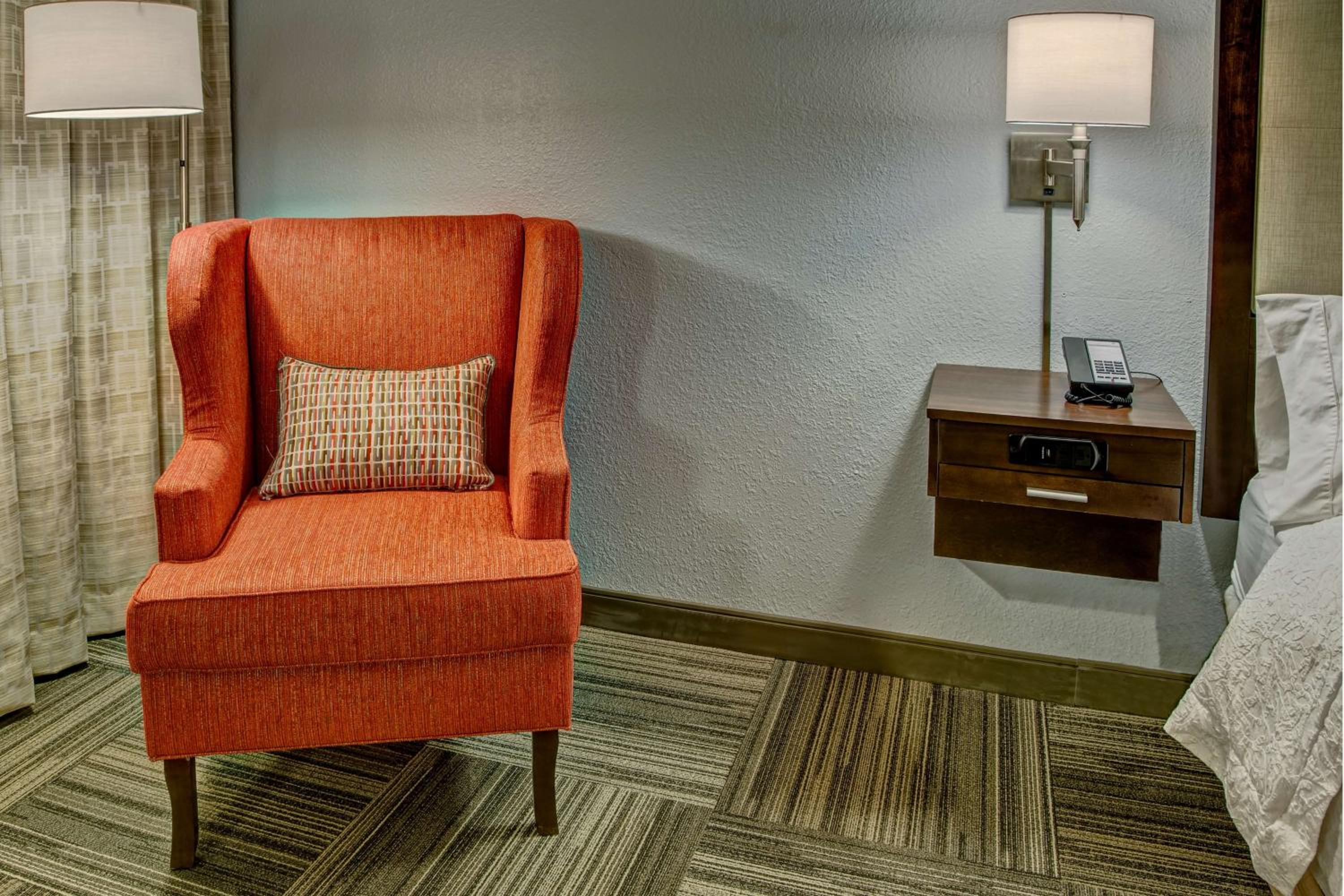 Queen Room with Mobility Access/Non-Smoking - Photo 4
