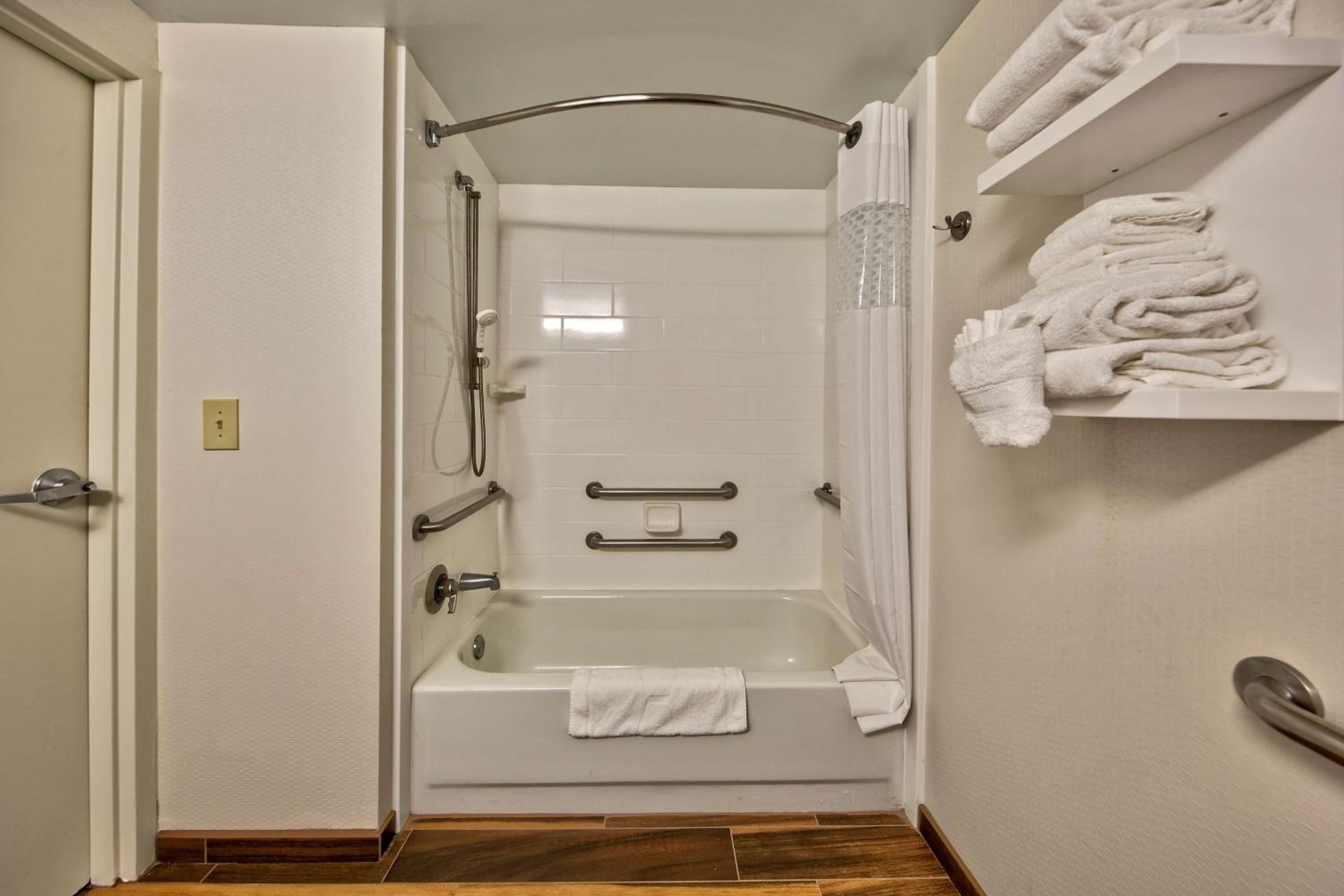 Queen Room with Mobility Access/Non-Smoking - Photo 2