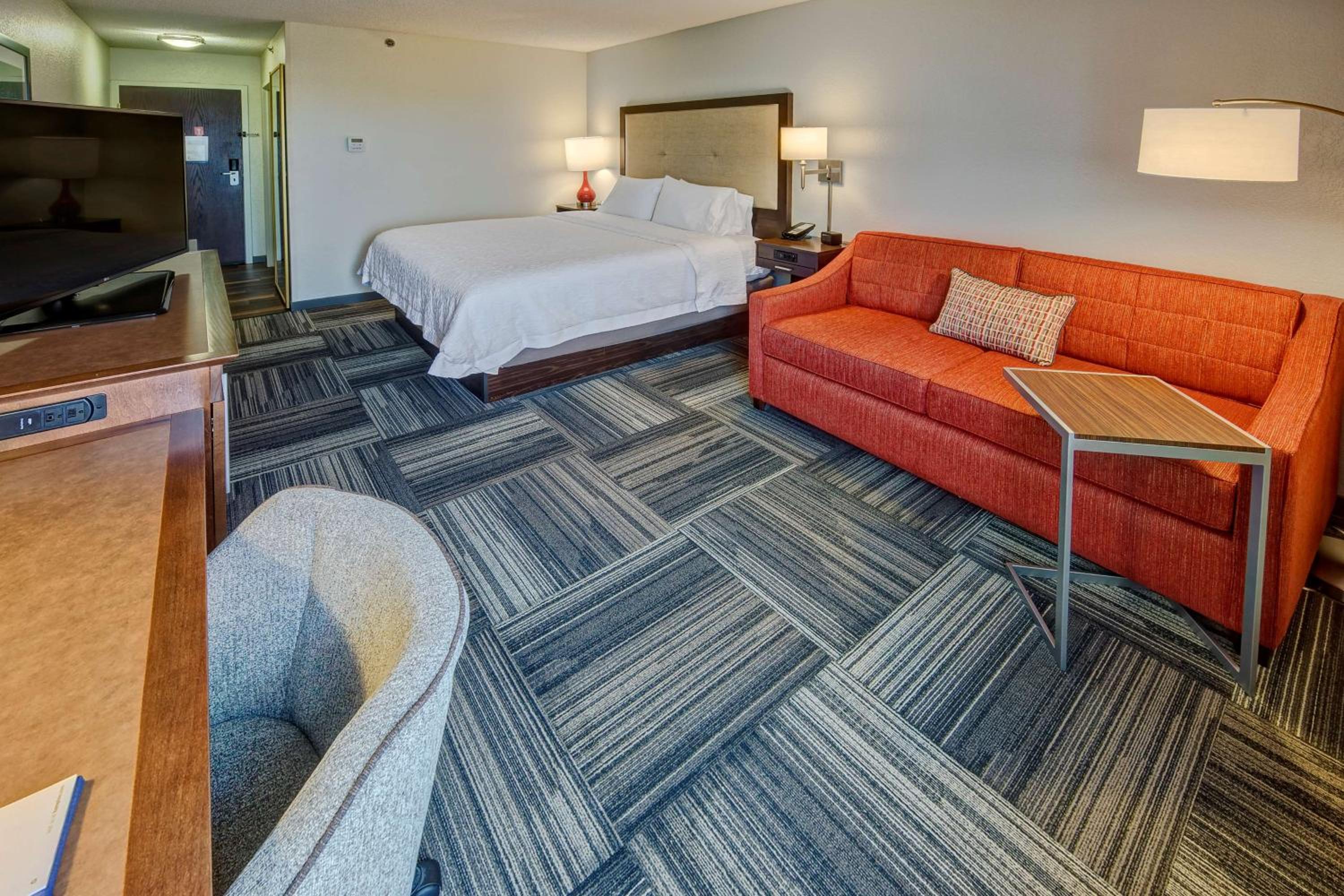 Deluxe King Room with Sofa Bed - Photo 3