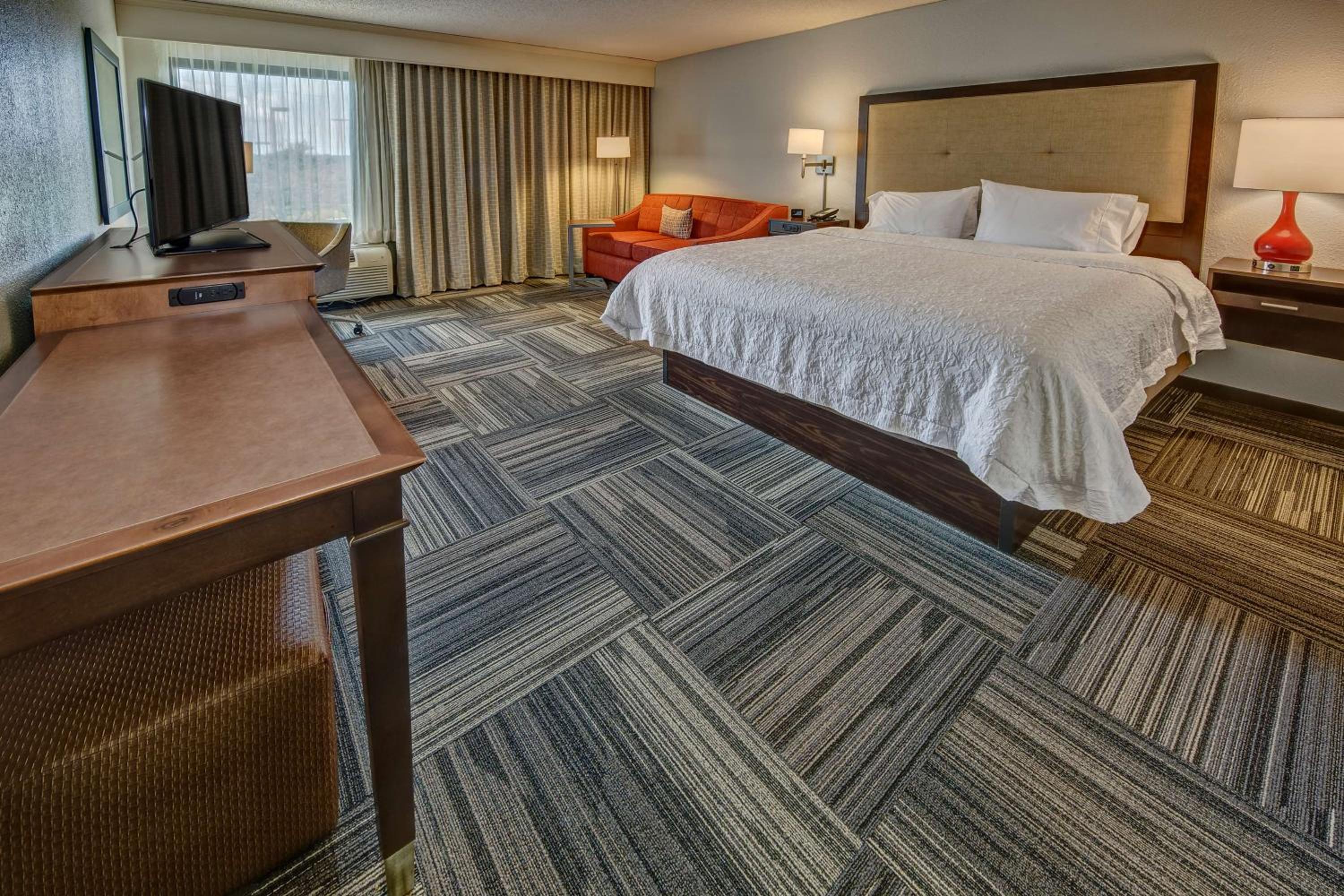Deluxe King Room with Sofa Bed - Photo 4