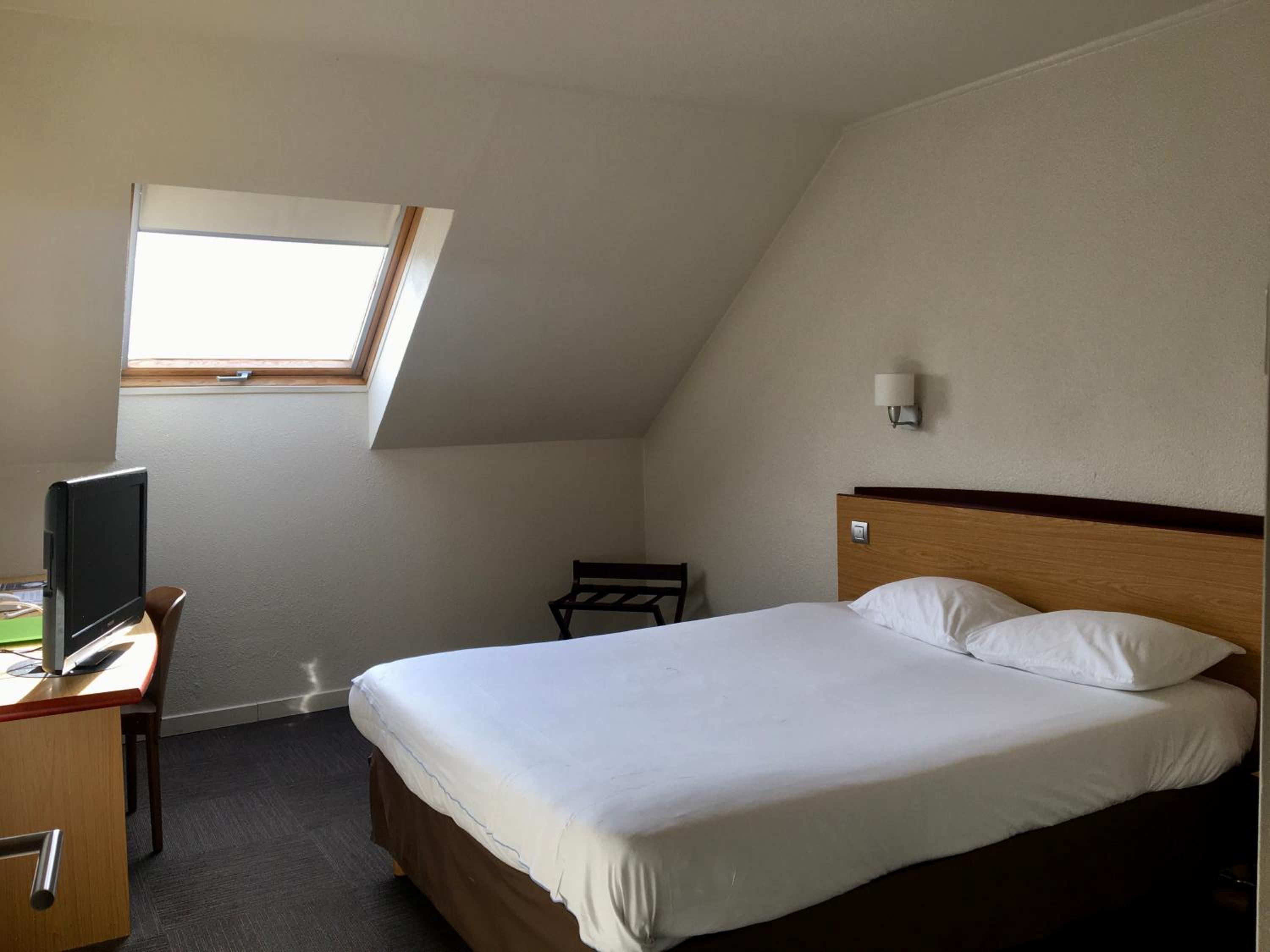 One Double Bed  One Junior Bed (Up To One0 Years) - Room Next Generation photo 2