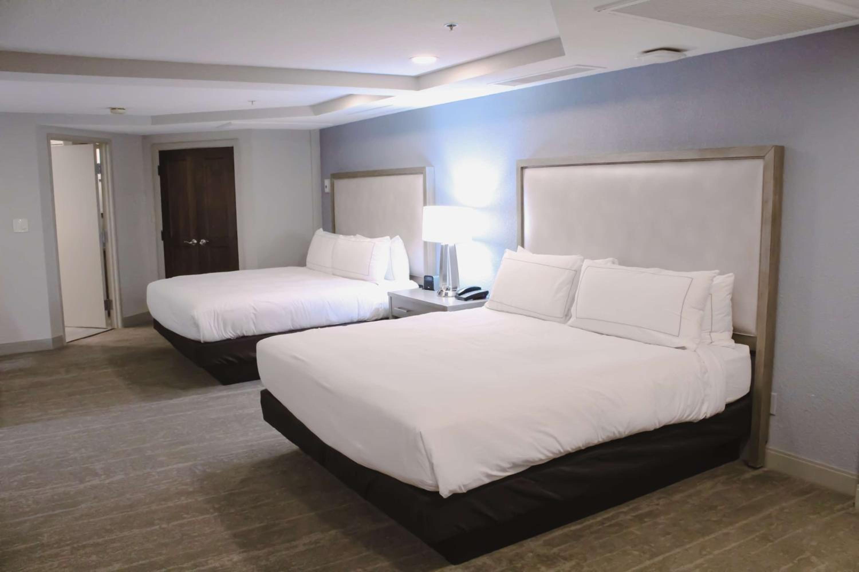 King Room with Two King Beds photo 3